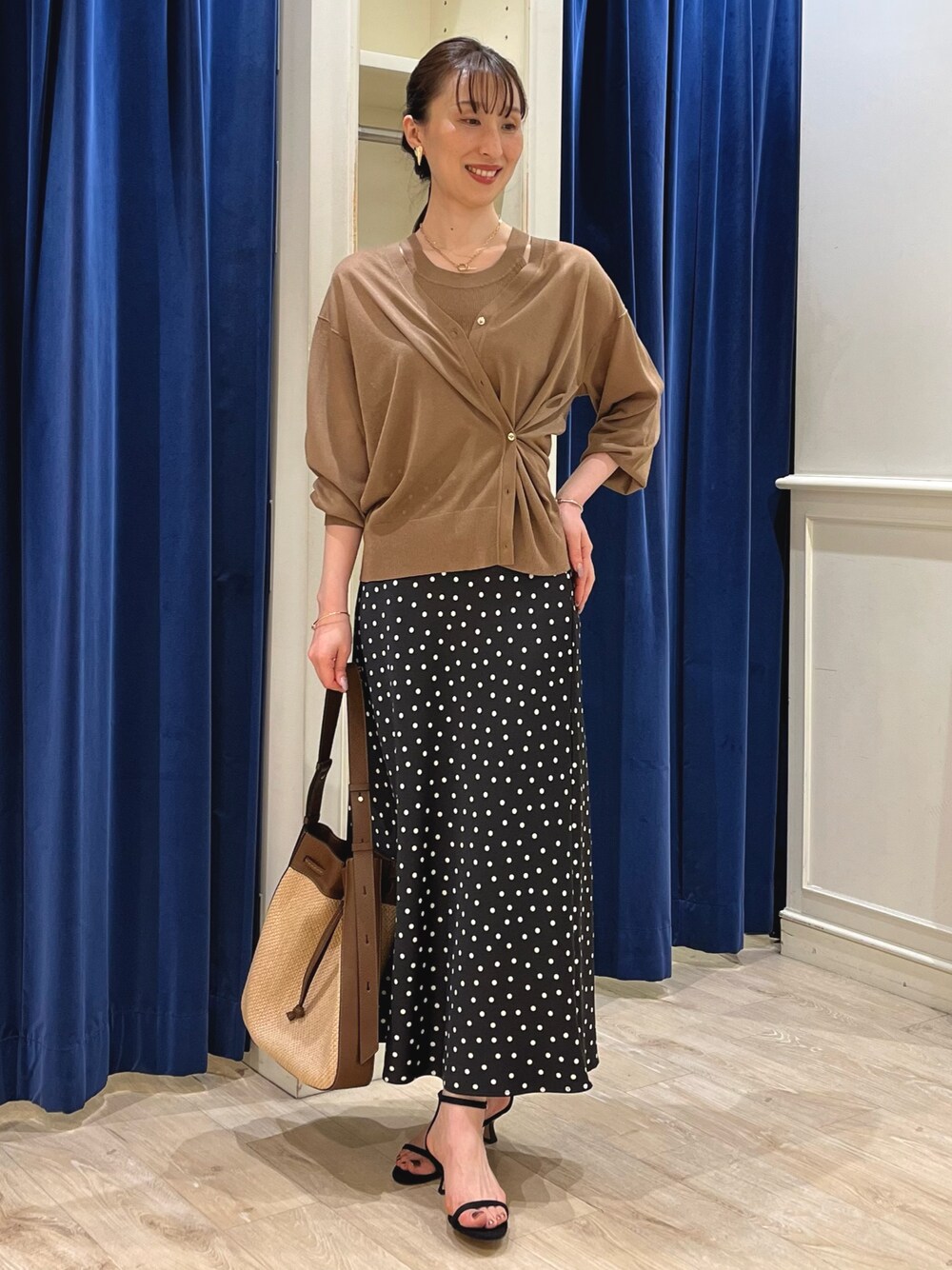 「レイヤードスタイル、春夏コーデ、きれいめカジュアル、シアートップス、マーメイドスカート、スカートコーデ、大人可愛い、ブラウン、ドット、ドット柄、シアー、ホルターネック、ラメ、ノーリーズ、ナロースカート」｜「NOLLEY’Sの【grace grace/グラスグラス】ハートイヤリング（イヤリング、ゴールド系）」を使った、nol ikeoさん（骨格ウェーブ・レディース・160cm）の春コーディネートの1枚目の写真