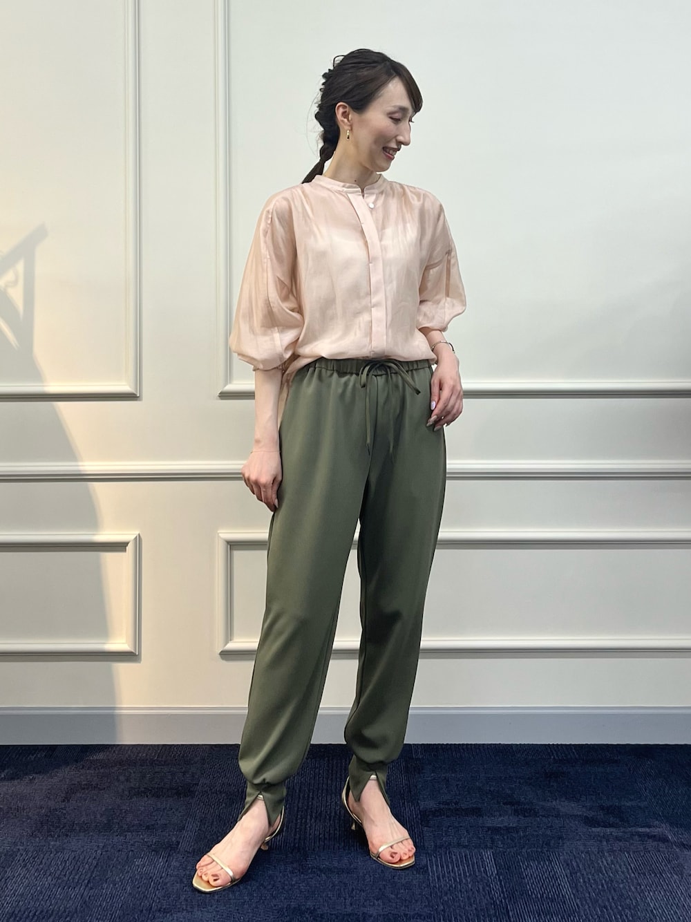 「パンツコーデ、スウェットパンツ、きれいめカジュアル、ジョガーパンツ、シアートップス、シアーシャツ、カーキ、ピンク、大人カジュアル、ノーリーズ、スリットパンツ、スリット、カーキパンツ、シャツスタイル、キレイめカジュアル」｜「NOLLEY’S Sophiのアジャスター付サテンスムースキャミソール（キャミソール、ホワイト系）」を使った、nol ikeoさん（レディース・160cm）の春コーディネートの1枚目の写真