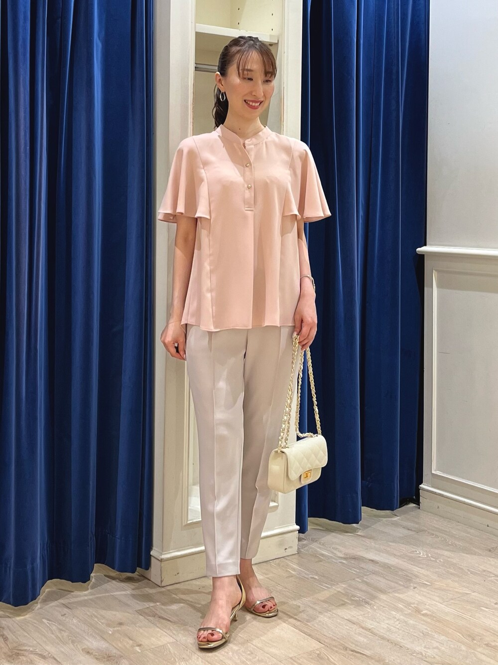 「夏コーデ、さらっと晴れやかスナップ、淡色コーデ、きれいめカジュアル、オトナ女子、ボリューム袖、フレアスリーブ、ブラウス、イージーパンツ、テーパードパンツ、ピンク、オフィスカジュアル、キレイめ、ノーリーズ、パンツスタイル」｜「NOLLEY’S Sophiのジョーゼットフレアスリーブブラウス（シャツ/ブラウス、ピンク系）」を使った、nol ikeoさん（レディース・160cm）の夏コーディネートの1枚目の写真