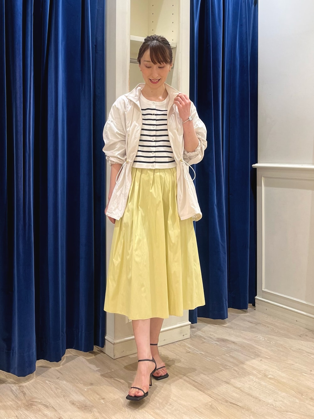 「春コーデ、オトナカジュアル、パステル映える春、イエロー、パステルカラー、マウンテンパーカー、春ニット、フーディー、ブルゾン、ボーダー、マンパ、タフタスカート、リバーシブル、フレアスカート、ノーリーズ」｜「NOLLEY’Sの◇【WEB限定】ボーダーショートカーディガン（カーディガン/ボレロ、ホワイト系）」を使った、nol ikeoさん（レディース・160cm）の春コーディネートの1枚目の写真
