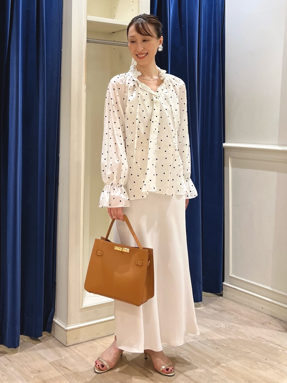 「きれいめカジュアル、ロングスカート、大人女子、ナロースカート、スカート、ドット、ドット柄、ドットブラウス、ワントーン、ワントーンコーデ、ホワイトコーデ、ホワイト、ノーリーズ、ブラウス、フリル」｜「NOLLEY’Sの【grace grace/グラスグラス】ピアット イヤリング（イヤリング、シルバー系）」を使った、nol ikeoさん（骨格ウェーブ・レディース・160cm）の夏コーディネートの1枚目の写真