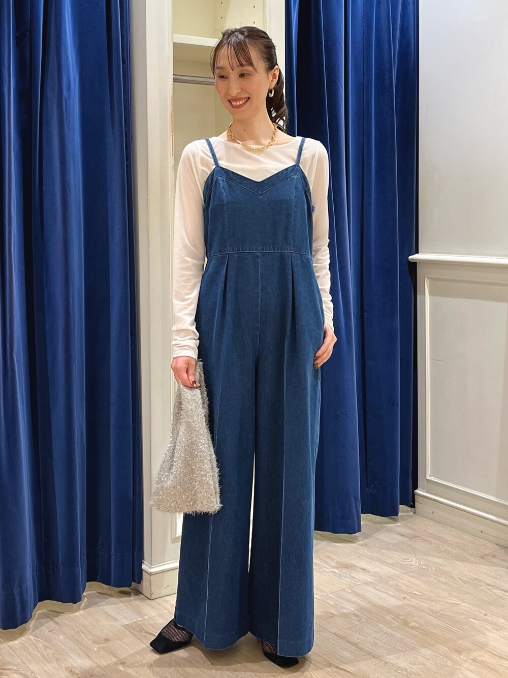 「秋服準備はじめました、休日スタイル、シアートップス、オトナカジュアル、デニム、デニムコーデ、オールインワン、サロペット、デニムサロペット、デニムオールインワン、ベロア、ワイドパンツ、デニムパンツ、きれいめカジュアル、ノーリーズ」｜「NOLLEY’Sのアンカーチェーンインパールネックレス（ネックレス、ゴールド系）」を使った、nol ikeoさん（レディース・160cm）の秋コーディネートの1枚目の写真