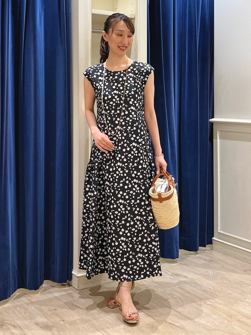 「夏コーデ、ワンピース、お出かけコーデ、大人ガーリー、ワンピーススタイル、ロングワンピース、小花柄、花柄ワンピース、花柄、フラワープリント、モノトーン、かごバッグ、夏ワンピース、ノーリーズ、きれいめカジュアル」｜「NOLLEY’Sの【WEB限定】マルチWAY チェーン＆淡水パールロングネックレス（ネックレス、ゴールド系）」を使った、nol ikeoさん（レディース・160cm）の夏コーディネートの1枚目の写真