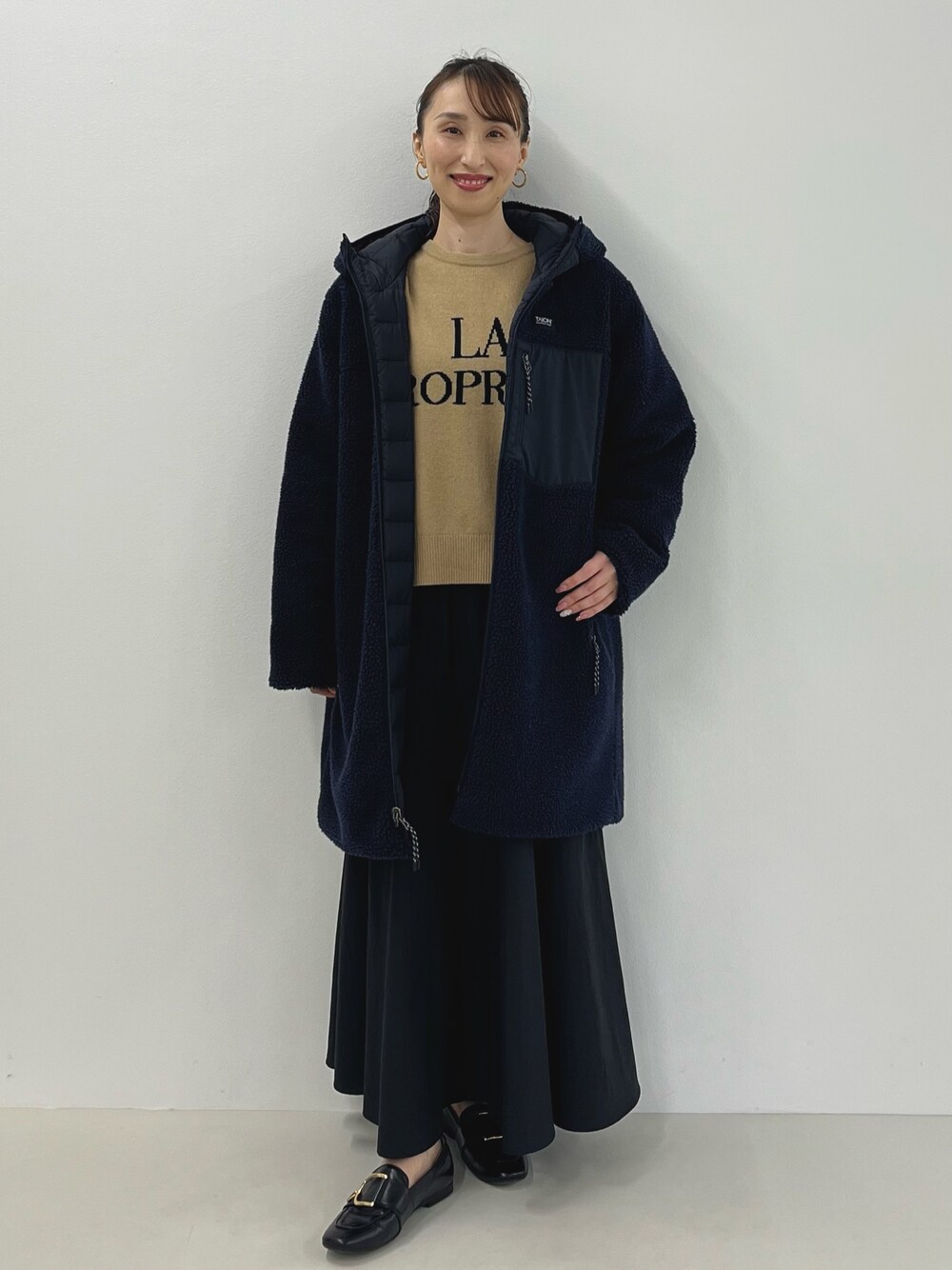 「ロングスカート、おでかけコーデ、秋冬コーデ、ロゴ、ロゴニット、ダウン、ボア、リバーシブル、きれいめカジュアル、大人カジュアル、TAION、アウター、ノーリーズ、スカート、マキシスカート」｜「TAIONの◇【WEB限定】【TAION/タイオン】別注ボア×ダウンフードコート(リバーシブル)（ダウンジャケット/コート、ブルー系）」を使った、nol ikeoさん（レディース・160cm）の秋コーディネートの1枚目の写真