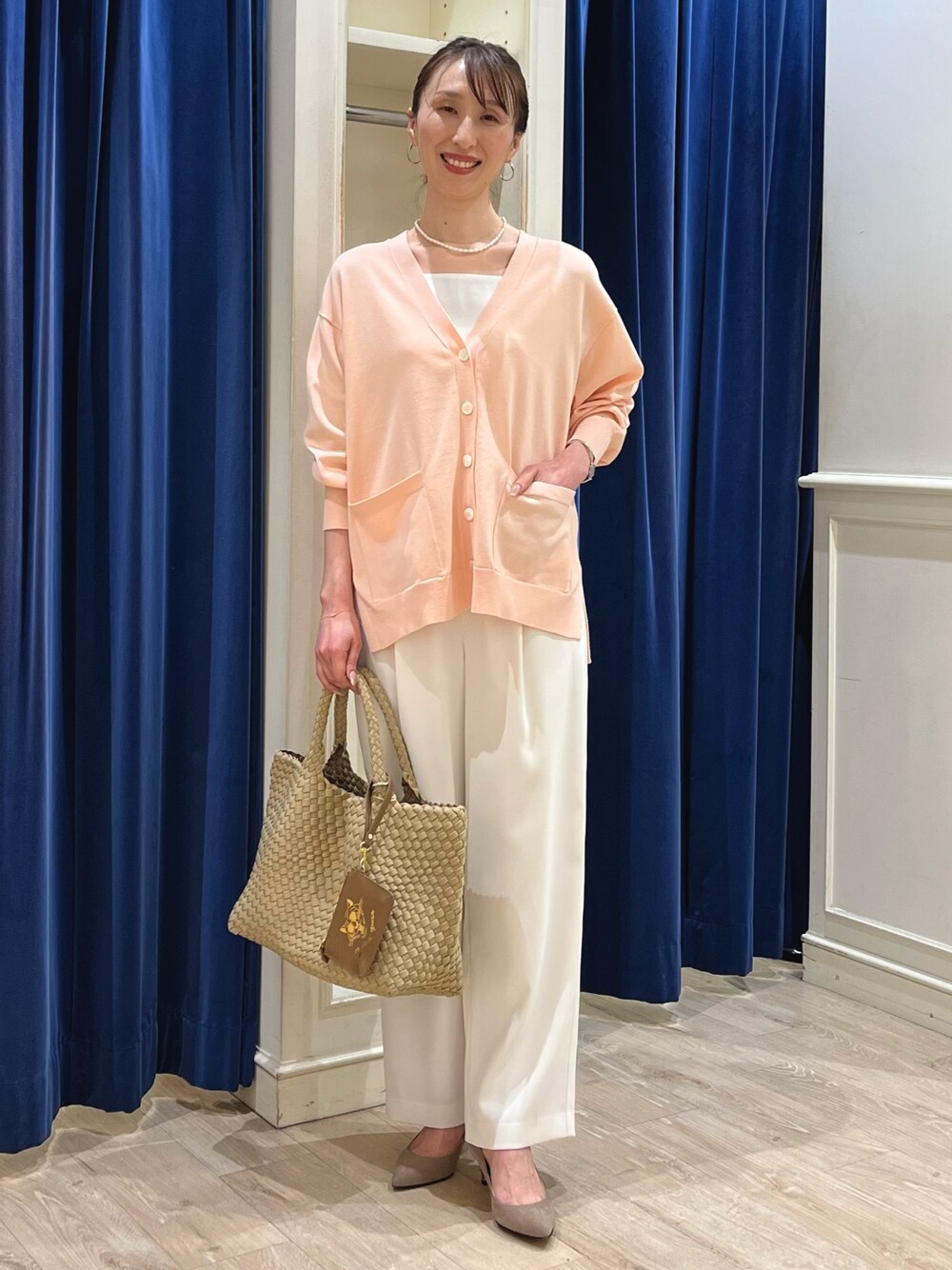 「春コーデ、春、パンツコーデ、ピンク、カーディガン、カーディガンコーデ、ノーリーズ、ワイドパンツ、イージーパンツ、パンツスタイル、きれいめカジュアル、メッシュバッグ、トートバッグ、白パンツ、ニットカーディガン」｜「NOLLEY’Sの淡水パールネックレス（ネックレス、ホワイト系）」を使った、nol ikeoさん（骨格ウェーブ・レディース・160cm）の春コーディネートの1枚目の写真