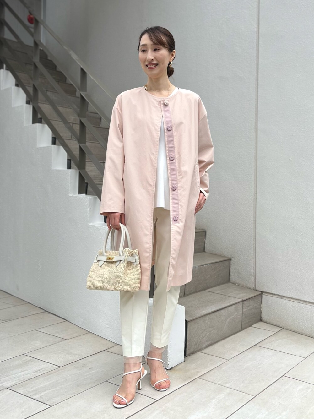 「春色、オフィスカジュアル、パンツコーデ、コート、春アウター、ノーカラーコート、ピンク、春コーデ、テーパードパンツ、ワントーンコーデ、ノーリーズ、パンツスタイル、キレイめ、カラーアウター、24ssトレンド」｜「NOLLEY’S Sophiの《手洗い可能》肩タックリブフレアプルオーバーニット（ニット/セーター、ホワイト系）」を使った、nol ikeoさん（レディース・160cm）の冬コーディネートの1枚目の写真