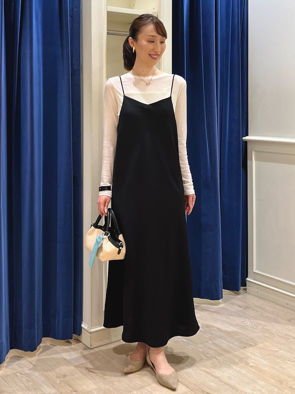 「ロンT、シアートップス、オトナカジュアル、オトナ女子、休日スタイル、キレイめカジュアル、キャミワンピ、キャミワンピース、モノトーン、モノトーンコーデ、ワンピース、シアー、ブラック、ノーリーズ、大人カジュアル」｜「NOLLEY’Sの【grace grace/グラスグラス】ハートイヤリング（イヤリング、ゴールド系）」を使った、nol ikeoさん（骨格ウェーブ・レディース・160cm）の春コーディネートの1枚目の写真