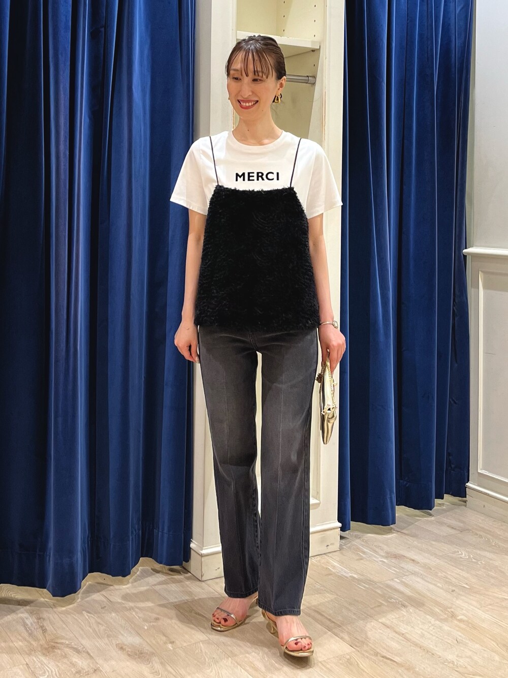 「レイヤードスタイル、夏コーデ、おしゃ見えテクニック、きれいめカジュアル、ロゴT、Tシャツ、デニムパンツ、デニム、ブラックデニム、ハイウエストデニム、キャミソール、ジーンズ、キャミ×Tシャツ、センタープレス、ノーリーズ」｜「NOLLEY’S SophiのアルビニスタスムースフロッキーロゴT（Tシャツ/カットソー、ホワイト系）」を使った、nol ikeoさん（レディース・160cm）の夏コーディネートの1枚目の写真