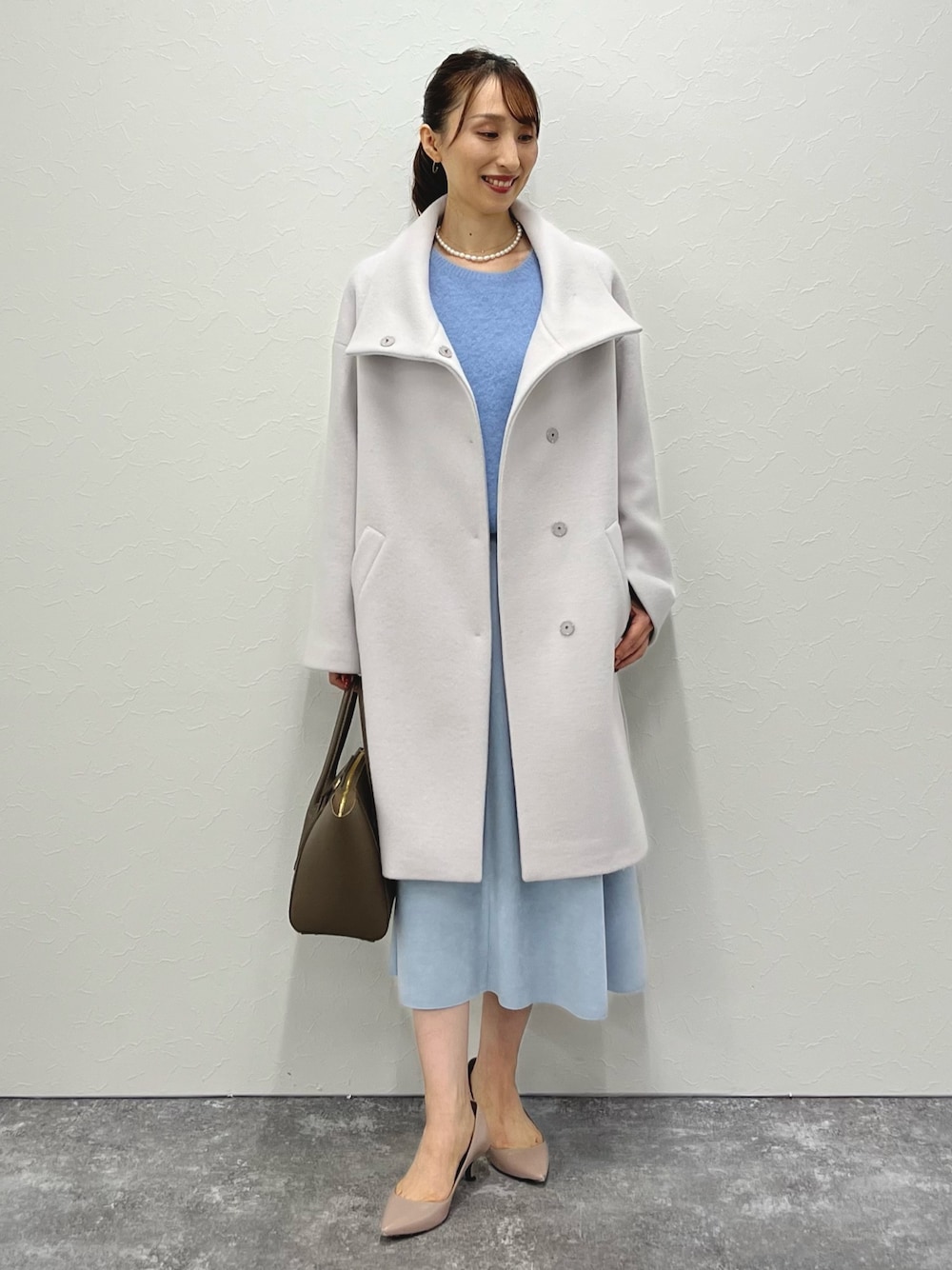 「冬アウター、淡色コーデ、冬コーデ、お出かけコーデ、ニット、大人かわいい、カラーコーデ、ショート丈トップス、ニットコーデ、フレアスカート、スカート、スエード、コート、スタンドカラーコート、ノーリーズ」｜「NOLLEY’Sの【grace grace/グラスグラス】10K カットワイヤーフープ ピアス（ピアス（両耳用）、ゴールド系）」を使った、nol ikeoさん（レディース・160cm）の秋コーディネートの1枚目の写真