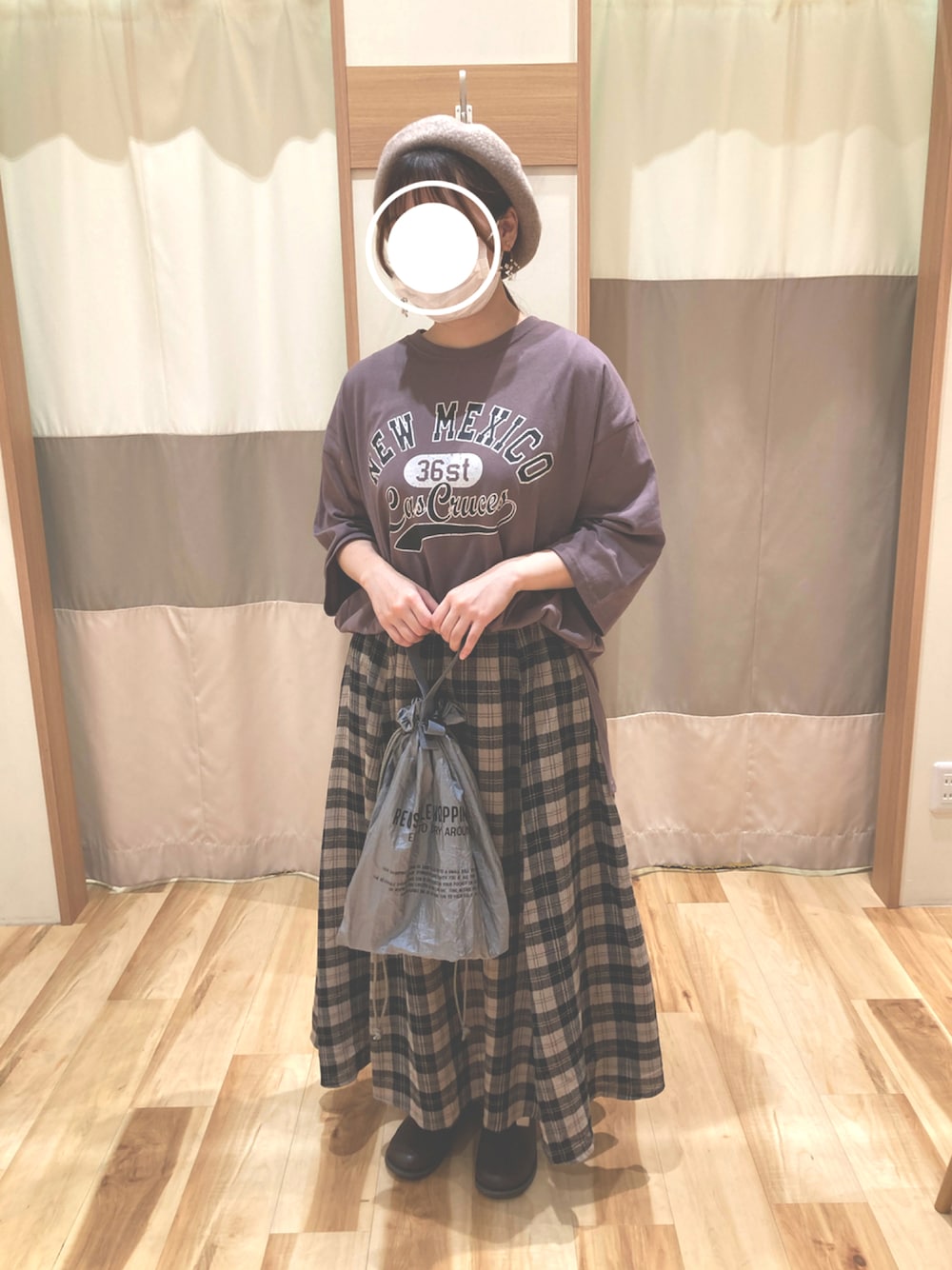 ベージュ系のスカート、グレー系のバッグ、パープル系のトップスを着用したレディースの夏コーディネートの1枚目の写真