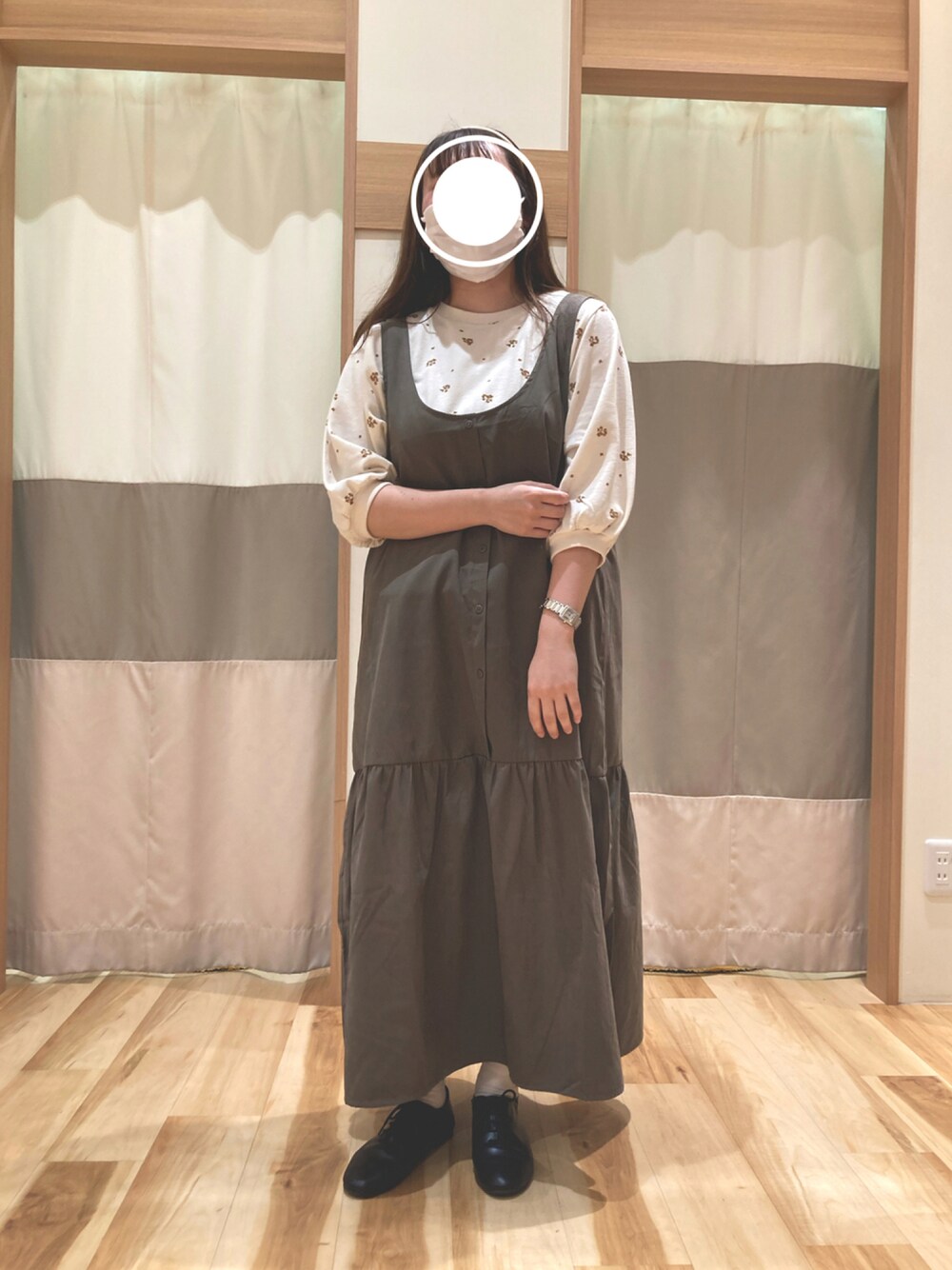 ホワイト系のTシャツ/カットソー、ブラウン系のワンピースを着用したレディースの夏コーディネートの1枚目の写真