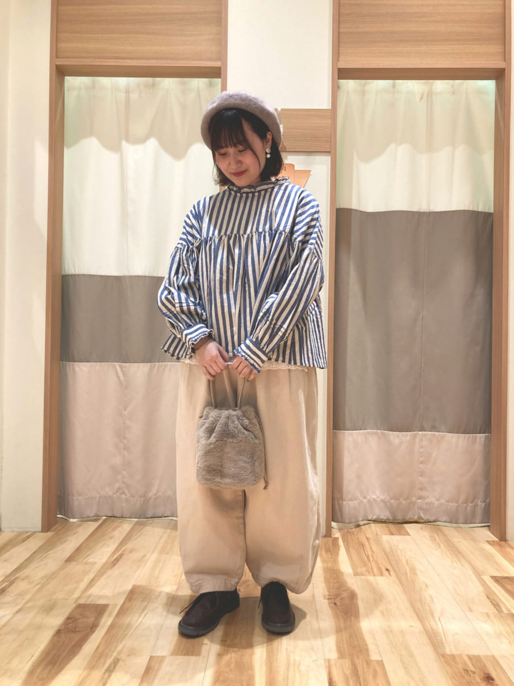 ブルー系のシャツ/ブラウス、ホワイト系のTシャツ/カットソー、ホワイト系のデニムパンツを着用したレディースの秋コーディネートの1枚目の写真