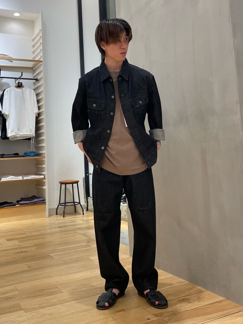 ブラック系のデニムジャケット、ブラック系のデニムパンツ、ブラウン系のTシャツ/カットソーを着用したメンズの夏コーディネートの1枚目の写真