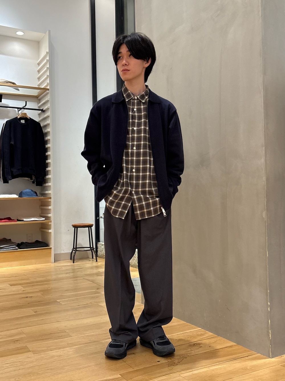 ブルー系のニット/セーター、ブラック系のスニーカー、グレー系のその他パンツを着用したメンズの秋コーディネートの1枚目の写真