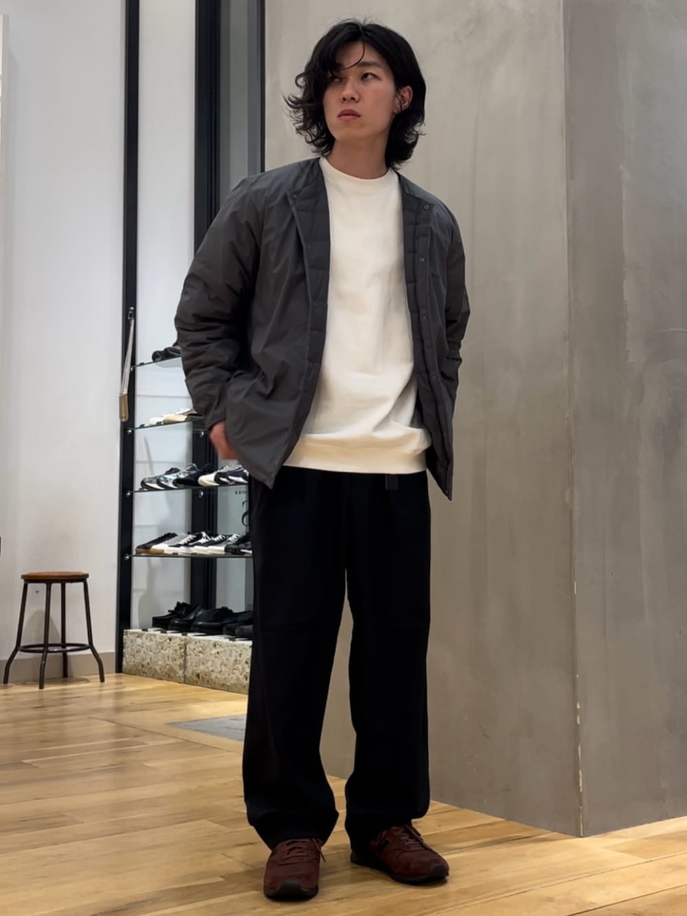 「冬コーデ、DOORS、NANGA、NANGA×DOORS、ダウンジャケット、カジュアル、スニーカーコーデ、EKAL、別注、インナーダウン、シンプルコーデ」｜「NANGAの『別注』NANGA×DOORS　INNER DOWN JACKET（ダウンジャケット/コート、グレー系）」を使った、スズキさん（メンズ・165cm）の秋コーディネートの1枚目の写真