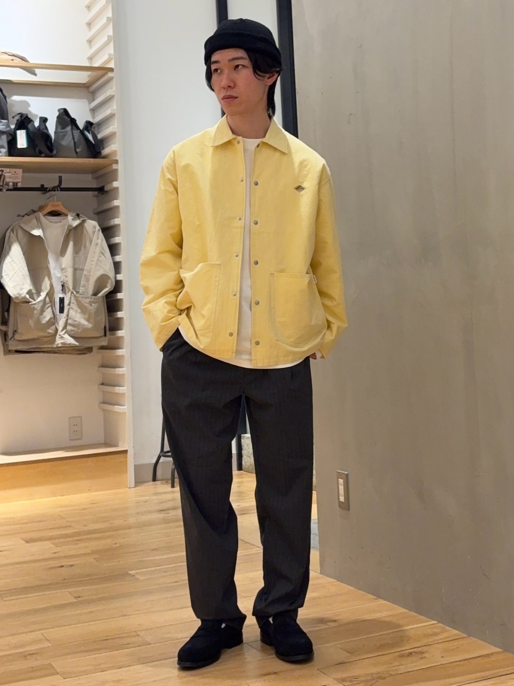 ホワイト系のTシャツ/カットソー、イエロー系のカバーオール、グレー系のその他パンツを着用したメンズの春コーディネートの1枚目の写真