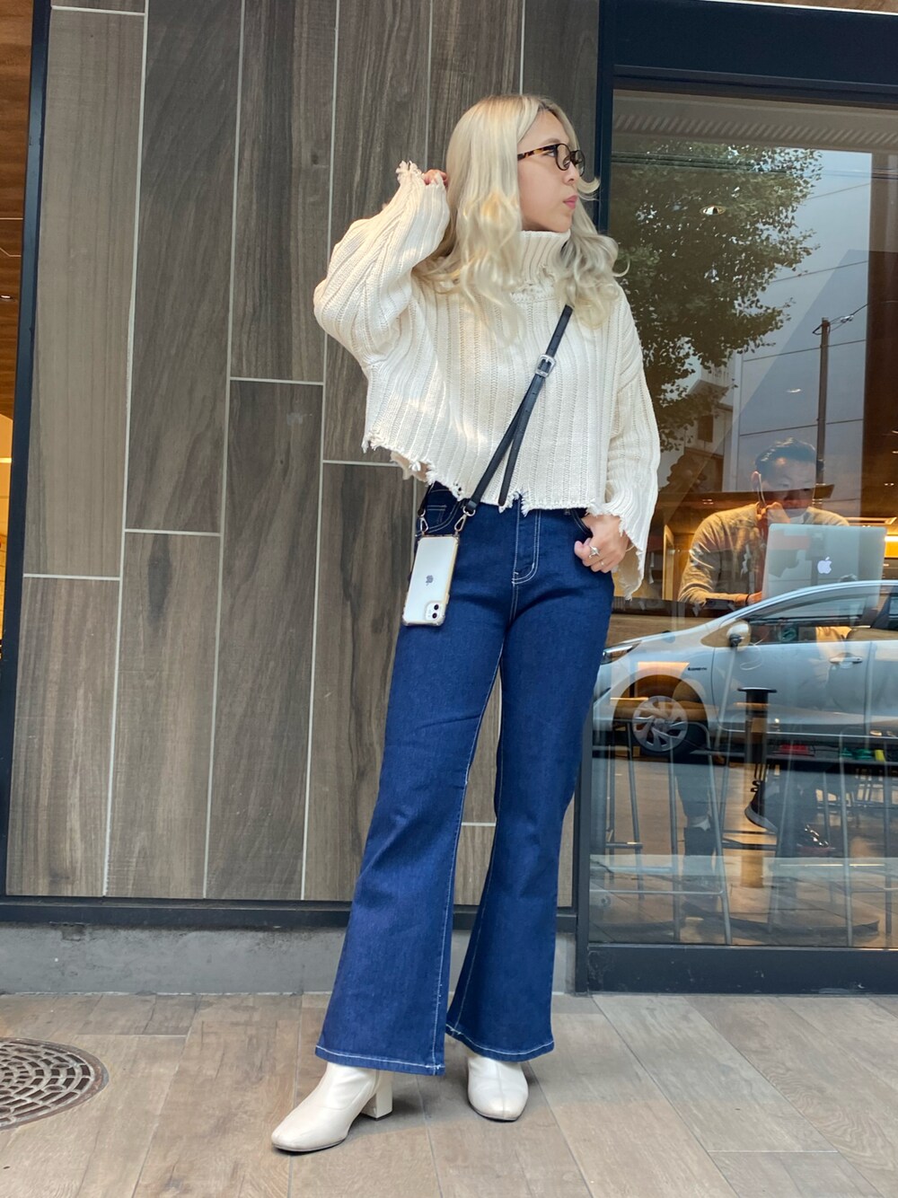 「着回しコーデ、デニムフレアパンツ、デニムパンツ、ニット、白ニット、オトナ女子、ショート丈トップス、メガネ女子、ショートブーツ、プチプラ、ホワイト」｜「SPINNSのセンターシームストレッチブーツ（ブーツ、ホワイト系）」を使った、aaayNさん（レディース・162cm）の秋コーディネートの1枚目の写真
