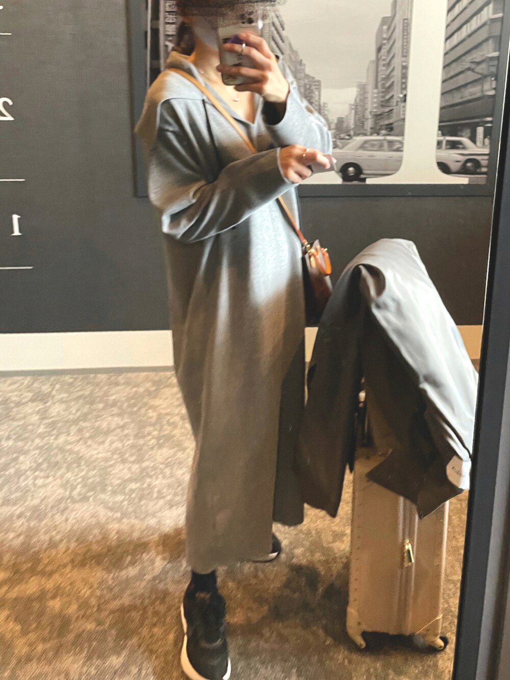 「秋服、ニット/セーター、ラクチンコーデ、スニーカー、旅行」｜「VINCE CAMUTOのVince Camuto Jania 18" Hardside Carry-on（スーツケース/キャリーバッグ、その他）」を使った、Miさん（レディース・159cm）の秋コーディネートの1枚目の写真