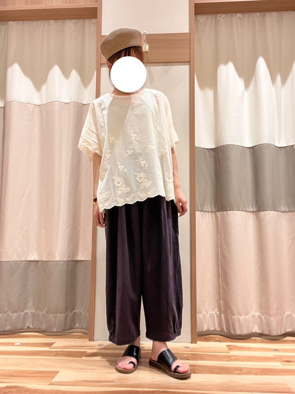 ホワイト系のシャツ/ブラウス、ブラック系のその他パンツ、ブラウン系のハンチング/ベレー帽を着用したレディースの夏コーディネートの1枚目の写真
