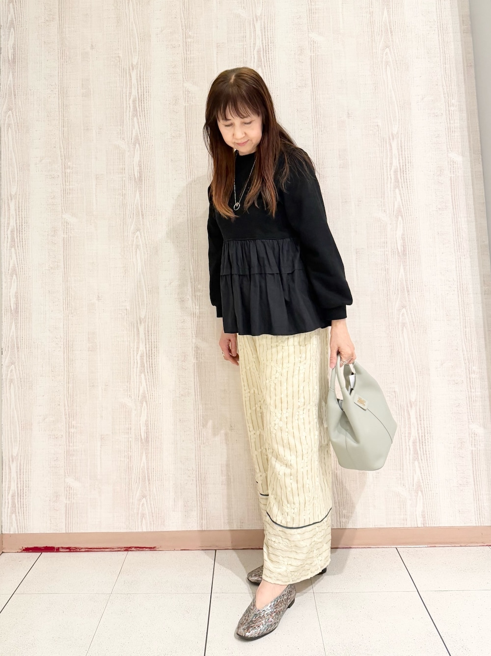 グリーン系のショルダーバッグ、その他のパンプスを着用したレディースの春コーディネートの1枚目の写真