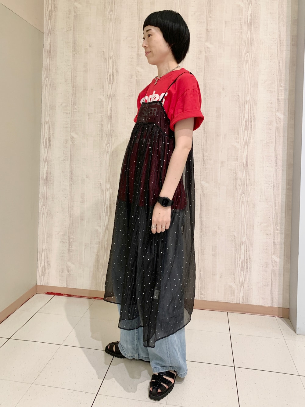 「himiko、卑弥呼、651204、最近のいい感じコーデ、レイヤードスタイル、夏コーデ、グルカサンダル、オトナカジュアル、大人カジュアル、カジュアル」｜「Spick & Spanのアイテム（Tシャツ/カットソー、レッド系）」を使った、HIMIKO熊本鶴屋さん（レディース・165cm）の春コーディネートの1枚目の写真