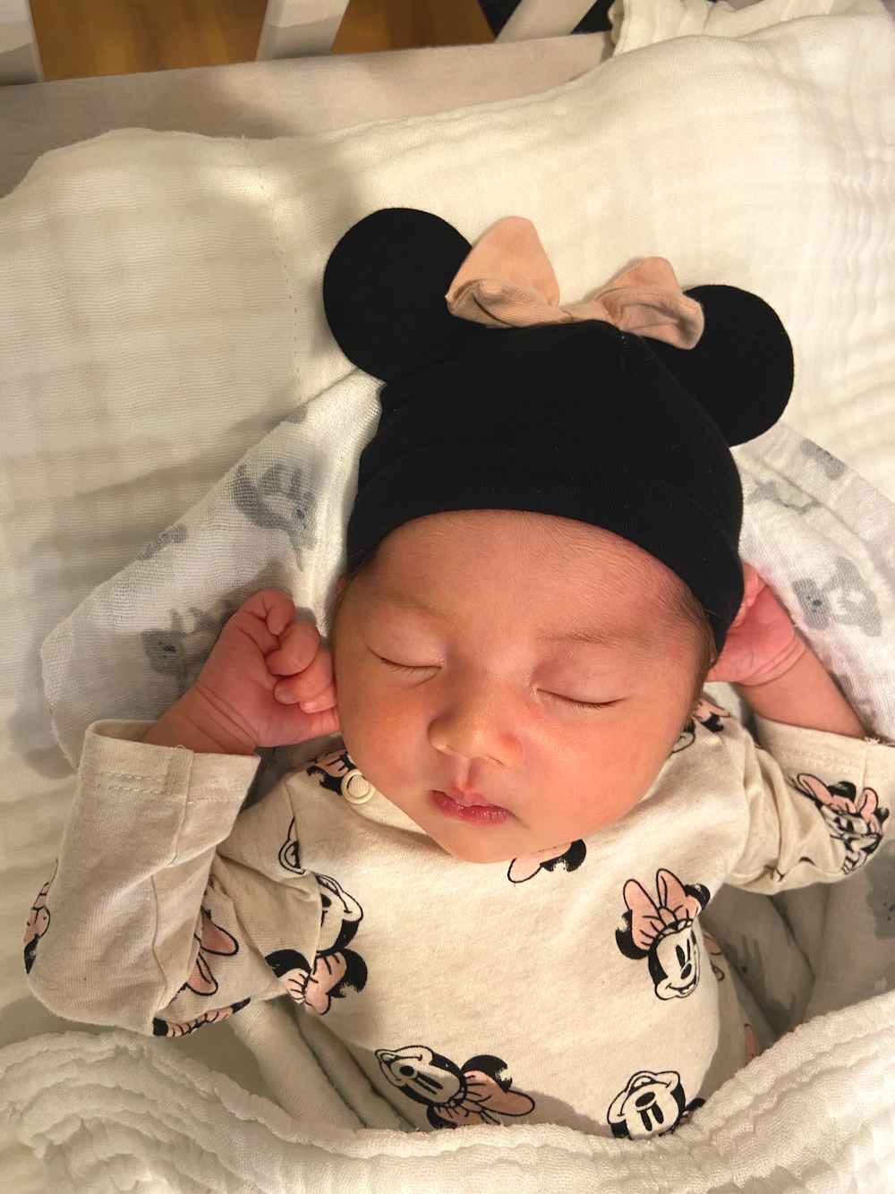 「ミッキー、ミニー、ベビーコーデ、新生児、H&M baby、新生児コーデ、H&M、エイチアンドエムベビー、エイチアンドエム」｜「aden + anais のモスリンスワドル1枚入り ナウ アンド ゼン ASWC10023J now + zen-koalas（おくるみ、ホワイト系）」を使った、Eriさん（レディース・50cm）の秋コーディネートの1枚目の写真