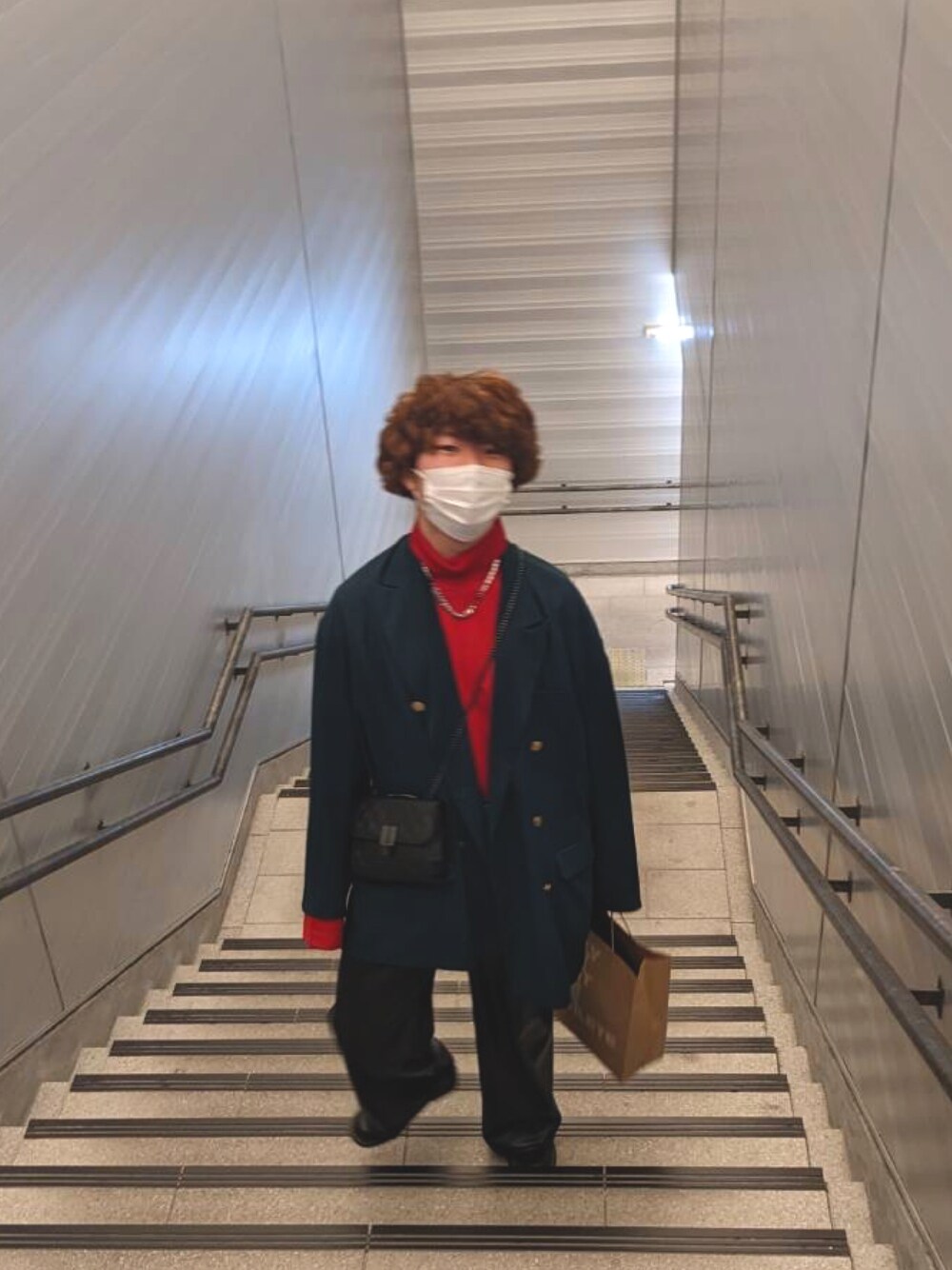 「冬服、カラーコーデ、大人カジュアル、メンズコーデ、いいね、save、フォローお願いします🤑、着回しコーデ、大学生、レザー、Dr.Martens、デート、渋谷、春服デビュー宣言、カジュアル、はるコーデ、ショルダーバッグ」｜「Dr. Martensのアイテム（ドレスシューズ、ブラック系）」を使った、はらす。さん（メンズ・179cm）の春コーディネートの1枚目の写真