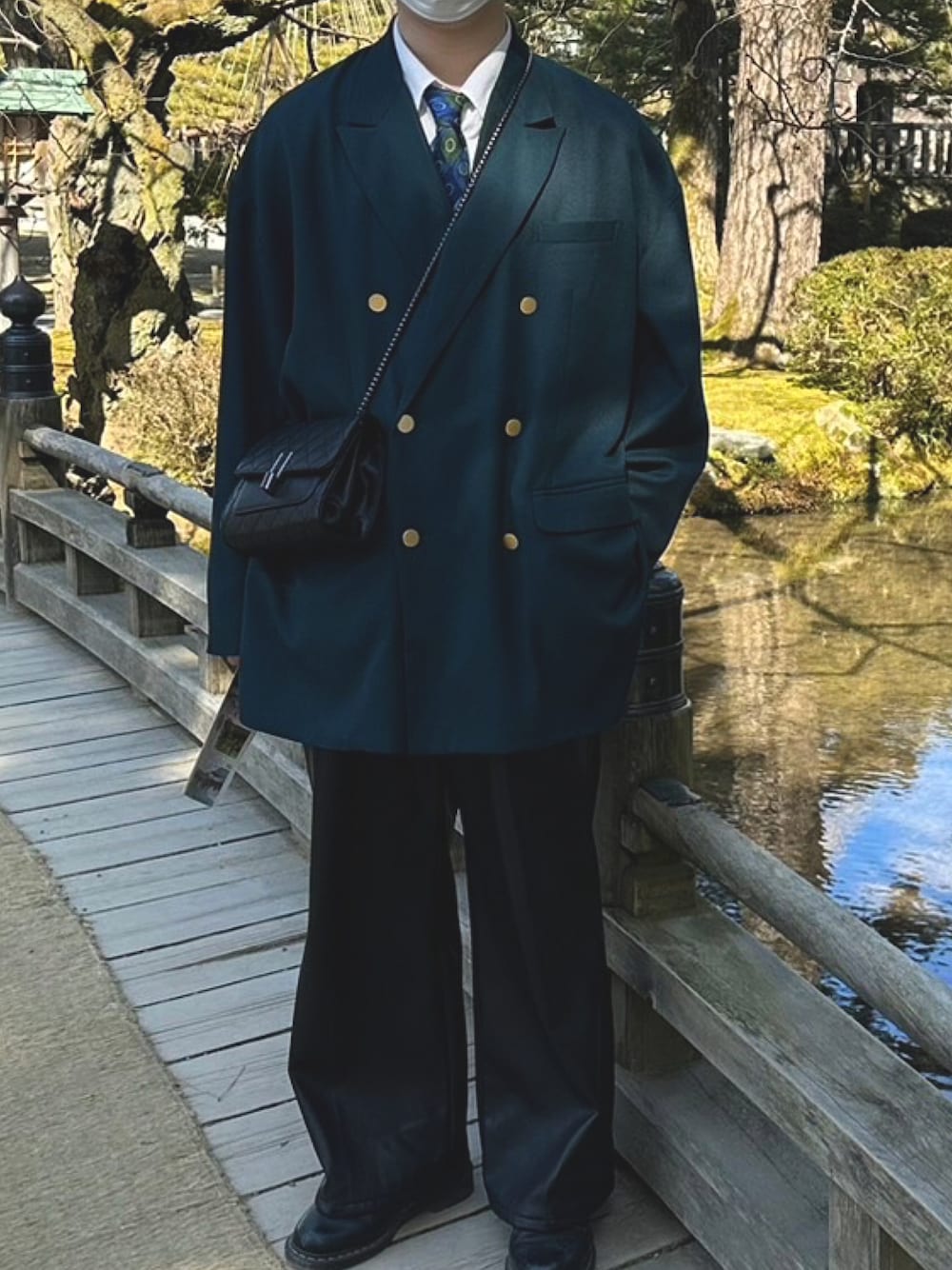「メンズコーデ、ワイドパンツ、キレイめ、着回しコーデ、大人カジュアル、古着MIX、オーバーサイズ、大学生、ネクタイ、プチプラ、グリーン、おしゃれさんと繋がりたい、金沢、ootd、春コーデ」｜「wearsのアイテム（ショルダーバッグ、ブラック系）」を使った、はらす。さん（メンズ・179cm）の春コーディネートの1枚目の写真