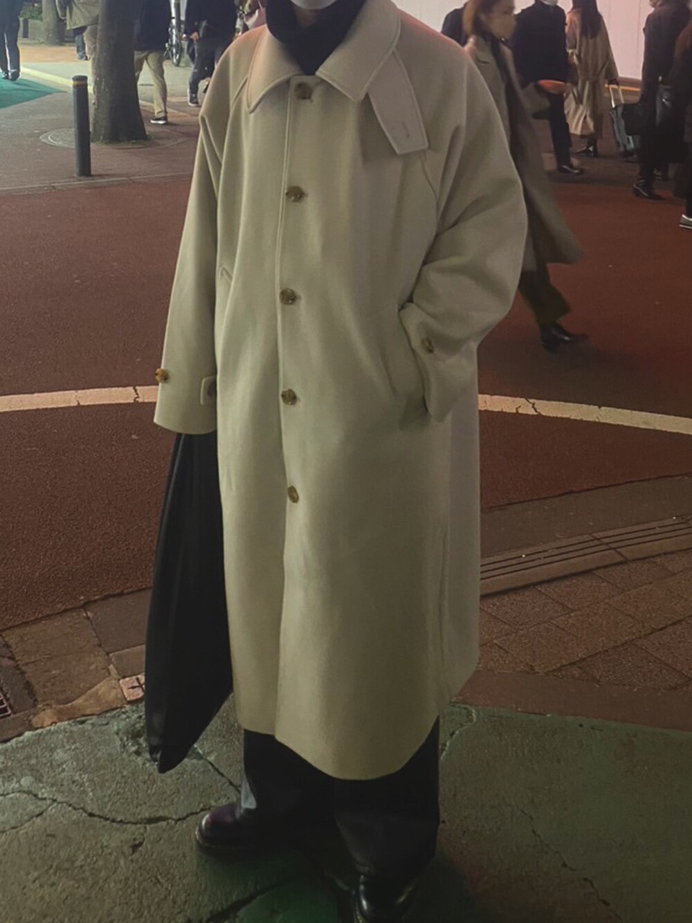 「春服デビュー宣言、カジュアルコーデ、今日のコーデ、休日スタイル、オトナカジュアル、メンズファッション、ビッグシルエット、淡色コーデ、冬服、コート、大学生、キレイめ、低身長、outfit、モード」｜「ENDER PRODUCTSのアイテム（ステンカラーコート、ホワイト系）」を使った、はらす。さん（メンズ・179cm）の春コーディネートの1枚目の写真