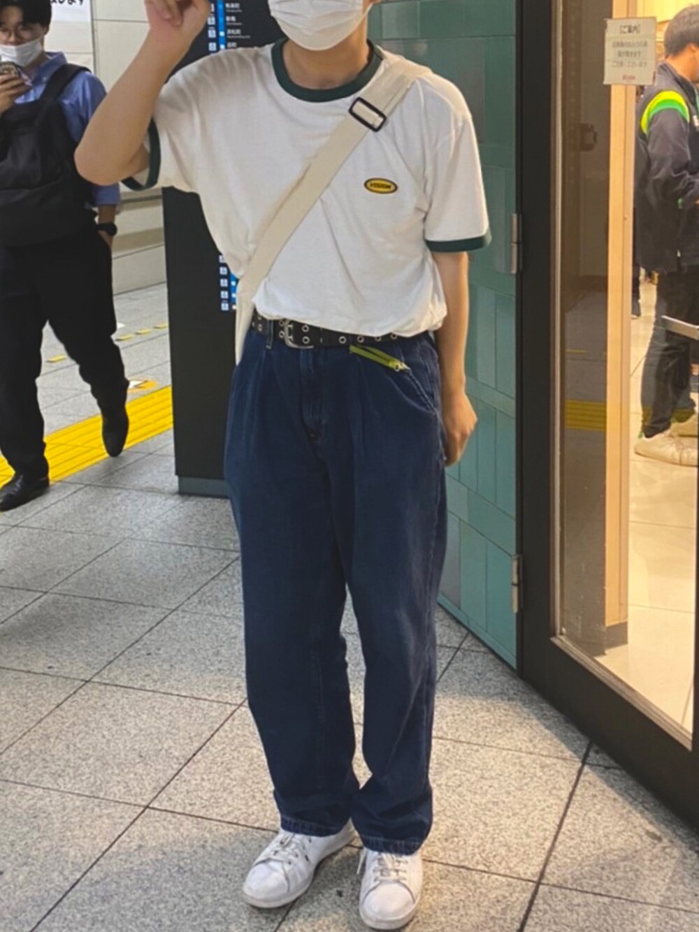 「夏服、リンガーTシャツ、Levi's、adidas、シンプルコーデ、ootd、スニーカー、プチプラ、ストリートコーデ、プチプラコーデ、スポーツミックス、アメカジコーデ、低身長、夏だ！Tシャツ着よう！、ラフ」｜「Levi'sのアイテム（デニムパンツ、ブルー系）」を使った、はらす。さん（メンズ・179cm）の春コーディネートの1枚目の写真