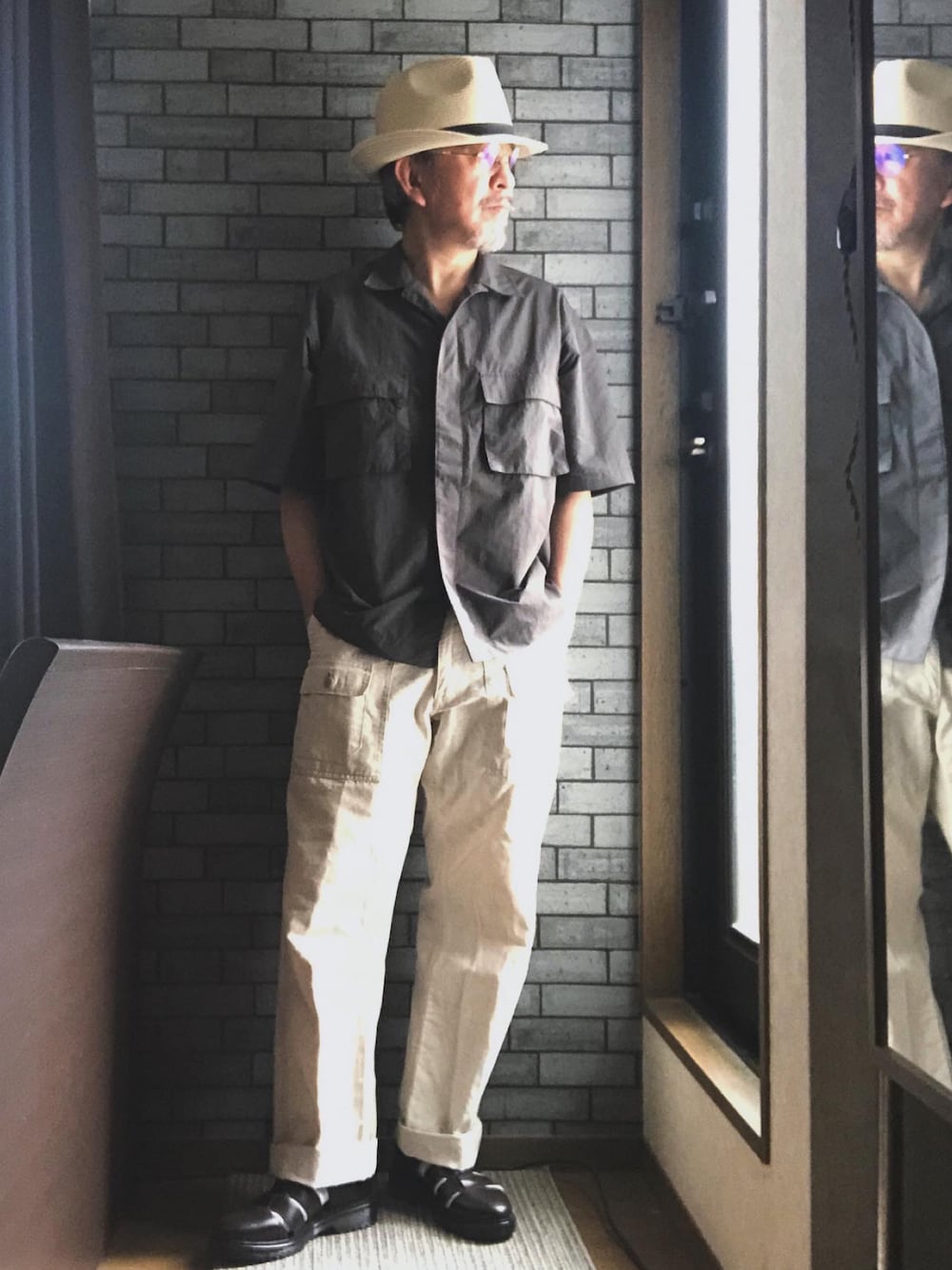 「大人カジュアル、アメカジ、ハット、ダテメガネ、オーバーサイズシャツ、ワークパンツ、グルカサンダル、夏コーデ、60代コーデ」｜「UNKNOWN.のアイテム（ハット、ベージュ系）」を使った、yassan_m61さん（メンズ・164cm）の夏コーディネートの1枚目の写真
