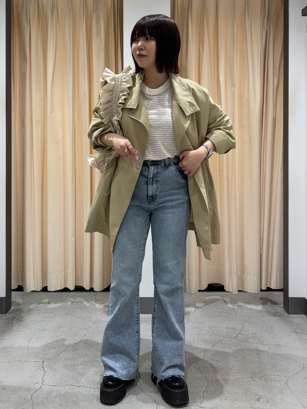 「キレイめ、パンツスタイル、春、ジャケット、デニム、ボーダー、きれいめカジュアル、オトナカジュアル、おしゃれさんと繋がりたい、オーバーサイズ、オトナ女子、カジュアル、カジュアルコーデ、低身長、KBF」｜「KBFのスタンドカラーBIGナイロンジャケット（ナイロンジャケット、ベージュ系）」を使った、nagisaさん（骨格ストレート・レディース・153cm）の春コーディネートの1枚目の写真