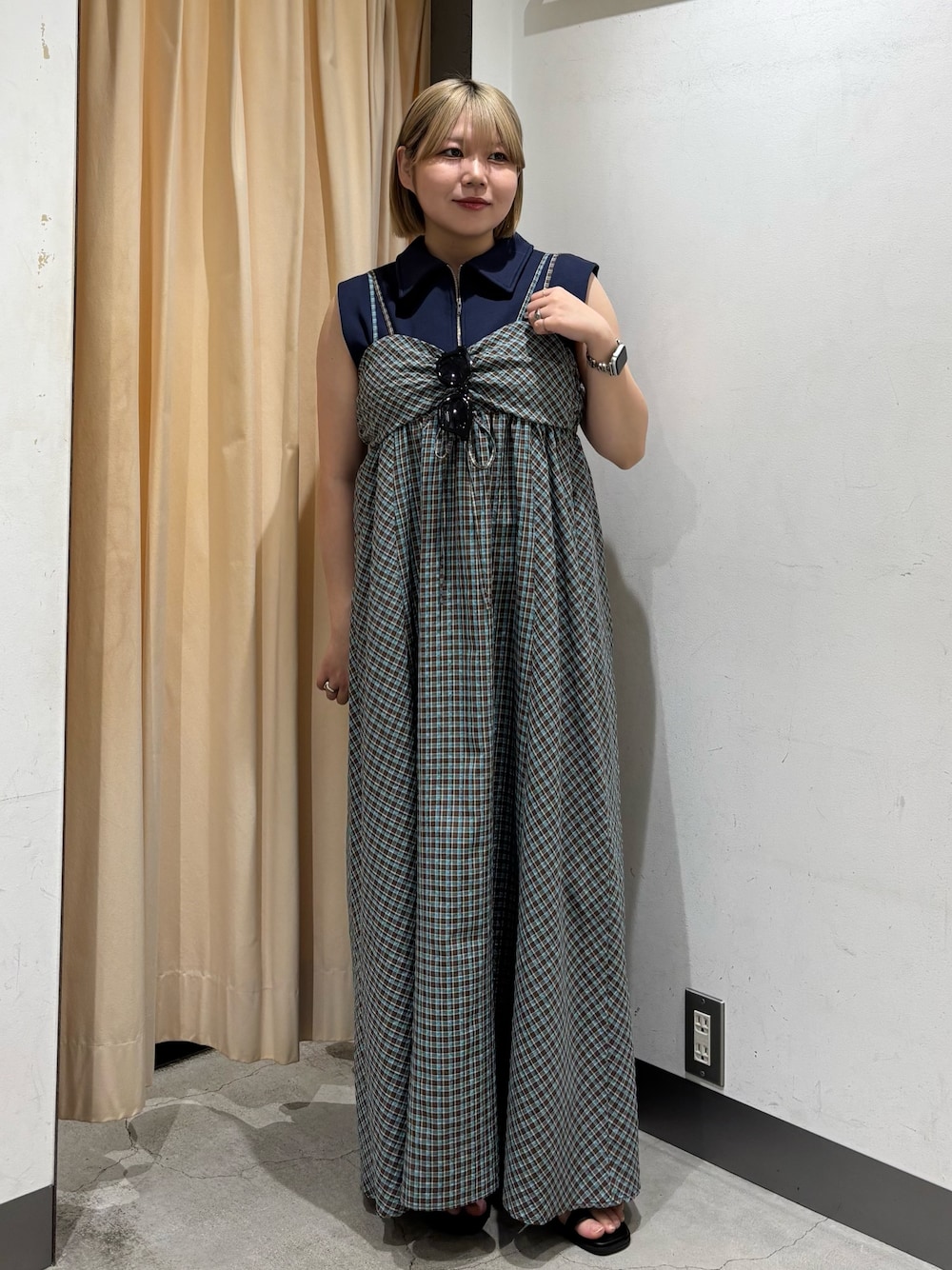 「スウェット、ワンピース、サンダル、レイヤードスタイル、夏コーデ、オトナカジュアル、おしゃれさんと繋がりたい、オトナ女子、カジュアル、低身長、休日スタイル、ootd、お出かけコーデ、KBF、骨格ストレート」｜「SMELLYのツイストチェーンネックレス（ネックレス、シルバー系）」を使った、nagisaさん（骨格ストレート・レディース・154cm）の春コーディネートの1枚目の写真