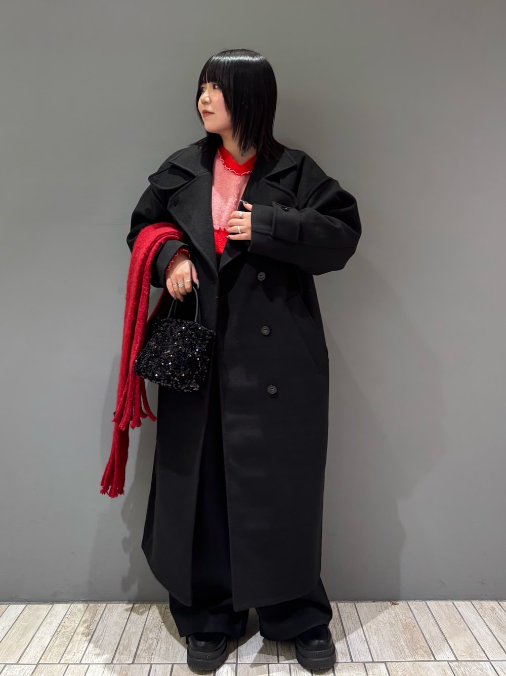 「ロングコート、クリスマスに着たい服、モード、差し色コーデ、ブラックコーデ、きれいめカジュアル、キレイめ、パンツスタイル、大人コーデ、ニット、低身長コーデ、おしゃれさんと繋がりたい、お出かけコーデ、オトナカジュアル、KBF」｜「RODE SKOのチェーン付きスパンコールバッグ（ショルダーバッグ、ブラック系）」を使った、nagisaさん（レディース・153cm）の冬コーディネートの1枚目の写真