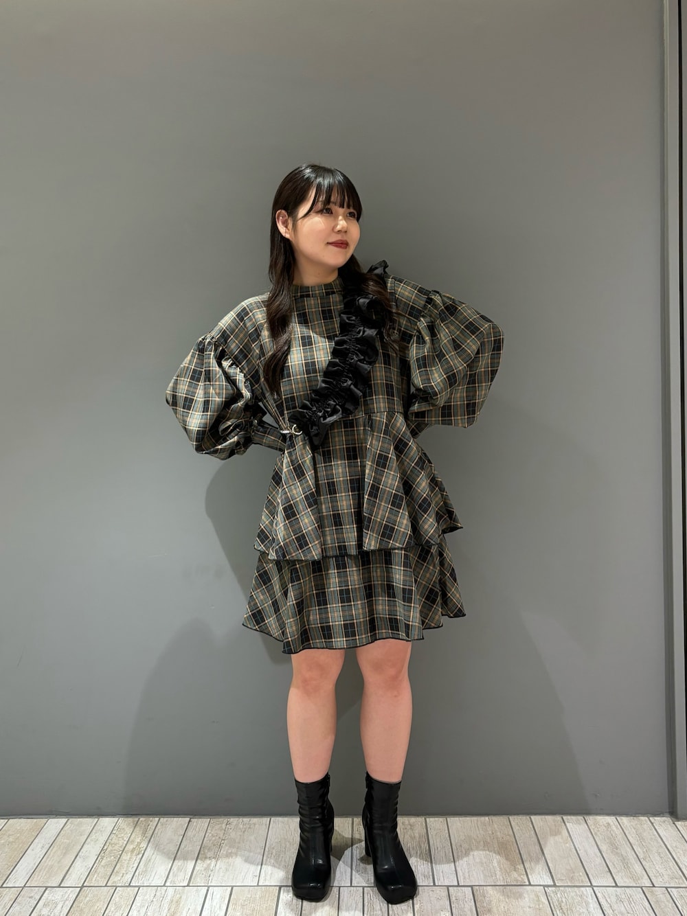 「チェック、秋コーデ、ブラウン、休日スタイル、ワンピース、ブーツ、お出かけコーデ、シンプルコーデ、デートコーデ、低身長女子、ゆるコーデ、ショートパンツ、ショートブーツ、骨格ストレート、KBF」｜「KBFのフリルギャザーマルチストラップ（その他雑貨、ブラック系）」を使った、nagisaさん（レディース・153cm）の秋コーディネートの1枚目の写真