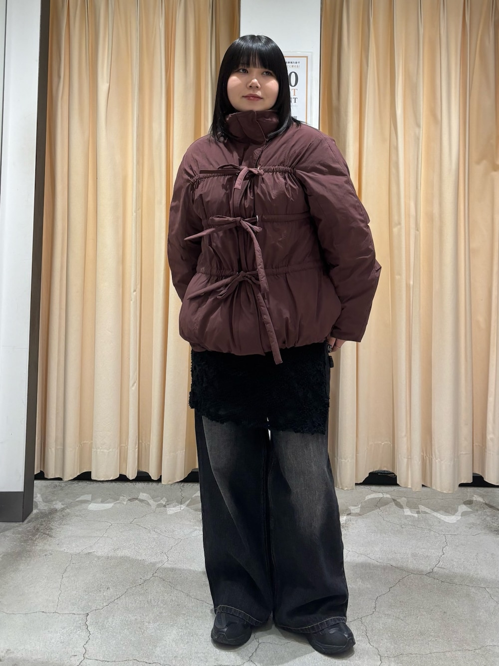 「冬アウター、今日のコーデ、デニム、おしゃれさんと繋がりたい、レイヤードスタイル、休日スタイル、スニーカー、モード、カジュアル、カジュアルコーデ、ダウンジャケット、シンプル、シンプルコーデ、骨格ストレート、KBF」｜「KBFのフロントリボン中綿ジャケット（ダウンジャケット/コート、レッド系）」を使った、nagisaさん（骨格ストレート・レディース・153cm）の冬コーディネートの1枚目の写真
