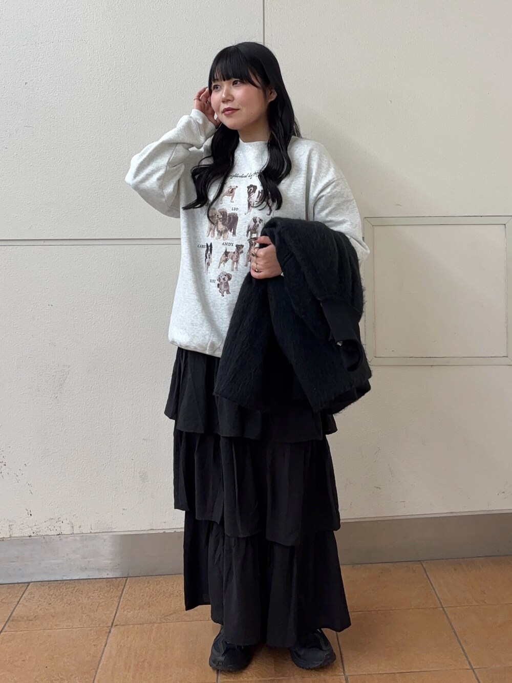 「冬コーデ、秋冬コーデ、お出かけコーデ、ラクチンコーデ、グレー、シンプル、おしゃれさんと繋がりたい、ワントーンコーデ、カジュアルコーデ、ガーリー、スニーカー、休日スタイル、骨格ストレート、SENSEOFPLACE、KBF」｜「KBFのハイネックシャギーコート（その他アウター、ブラック系）」を使った、nagisaさん（骨格ストレート・レディース・153cm）の冬コーディネートの1枚目の写真