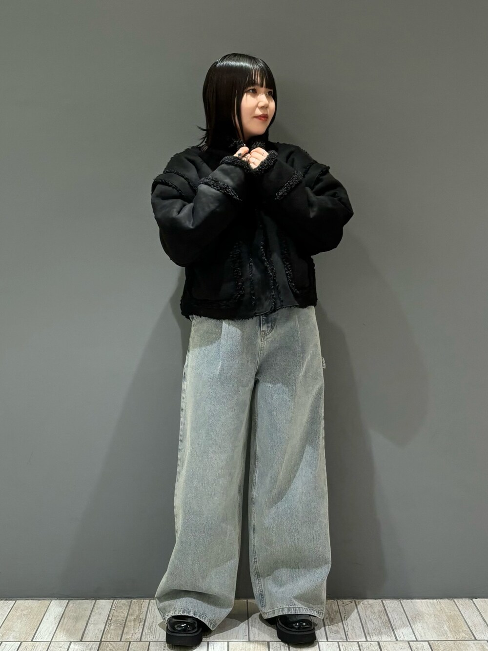「デニム、お出かけコーデ、おしゃれさんと繋がりたい、シンプルスタイル、パンツスタイル、冬コーデ、ボアジャケット、カジュアルコーデ、デートコーデ、きれいめカジュアル、骨格ストレート、ブラック、リバーシブル、ブルベ冬、KBF」｜「KBFのマルチWAYボアジャケット（その他アウター、ブラック系）」を使った、nagisaさん（レディース・153cm）の秋コーディネートの1枚目の写真