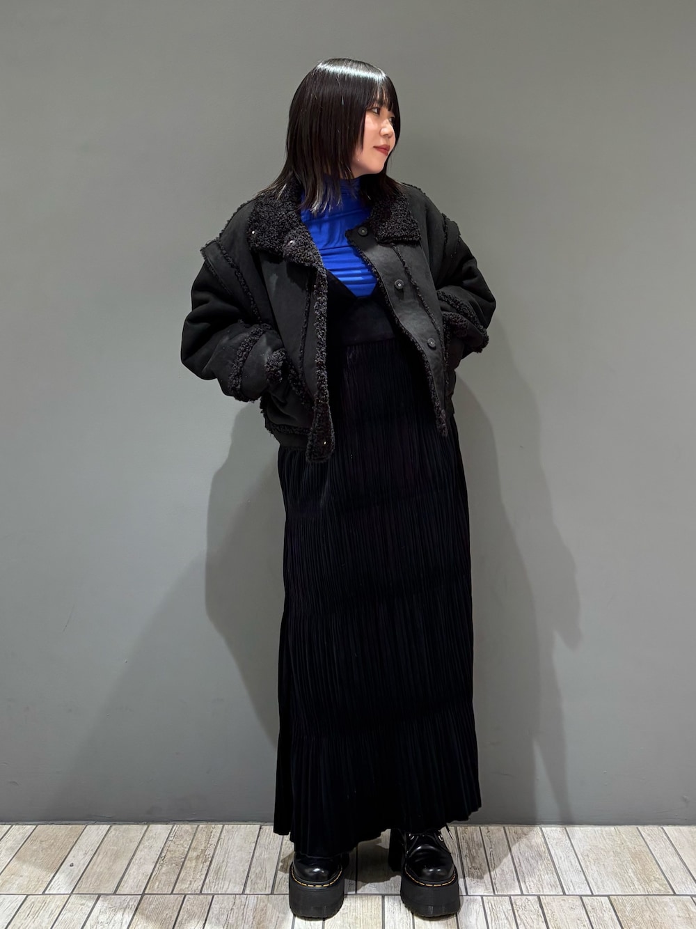「おしゃれさんと繋がりたい、秋冬コーデ、シンプル、ootd、タートルネック、ブラック、ボアジャケット、キレイめ、オトナカジュアル、シンプルコーデ、レイヤードスタイル、お出かけコーデ、休日スタイル、骨格ストレート、KBF」｜「KBFのタートルベーシックカットソー（Tシャツ/カットソー、ブルー系）」を使った、nagisaさん（骨格ストレート・レディース・153cm）の冬コーディネートの1枚目の写真