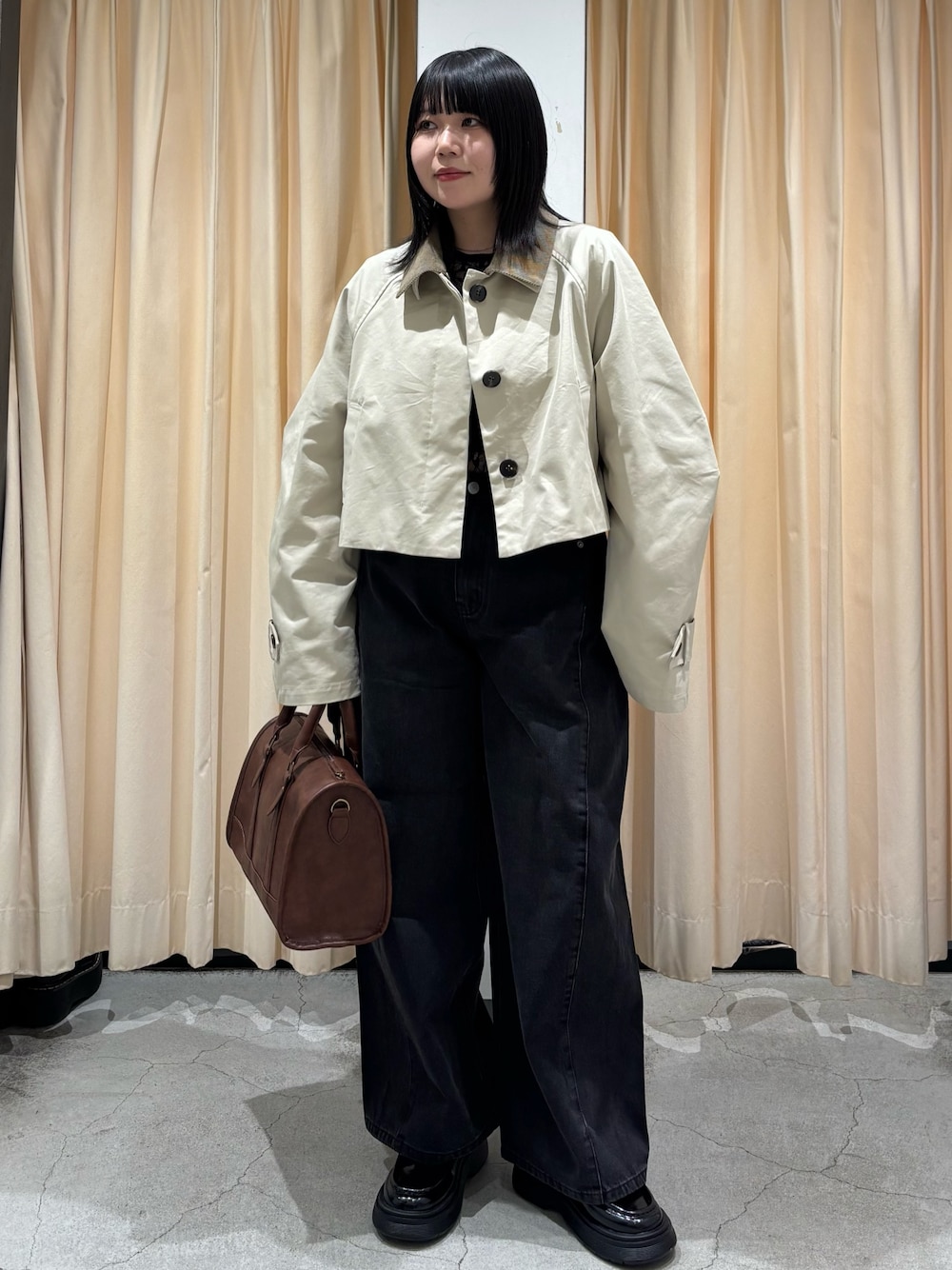 「お出かけコーデ、シンプルコーデ、おしゃれさんと繋がりたい、デニム、ジャケット、春コーデ、きれいめカジュアル、オトナカジュアル、バッグ、レース、休日スタイル、今日のコーデ、骨格ストレート、KBF」｜「KBFのBACKフレアショートジャケット（その他アウター、ベージュ系）」を使った、nagisaさん（骨格ストレート・レディース・153cm）の冬コーディネートの1枚目の写真
