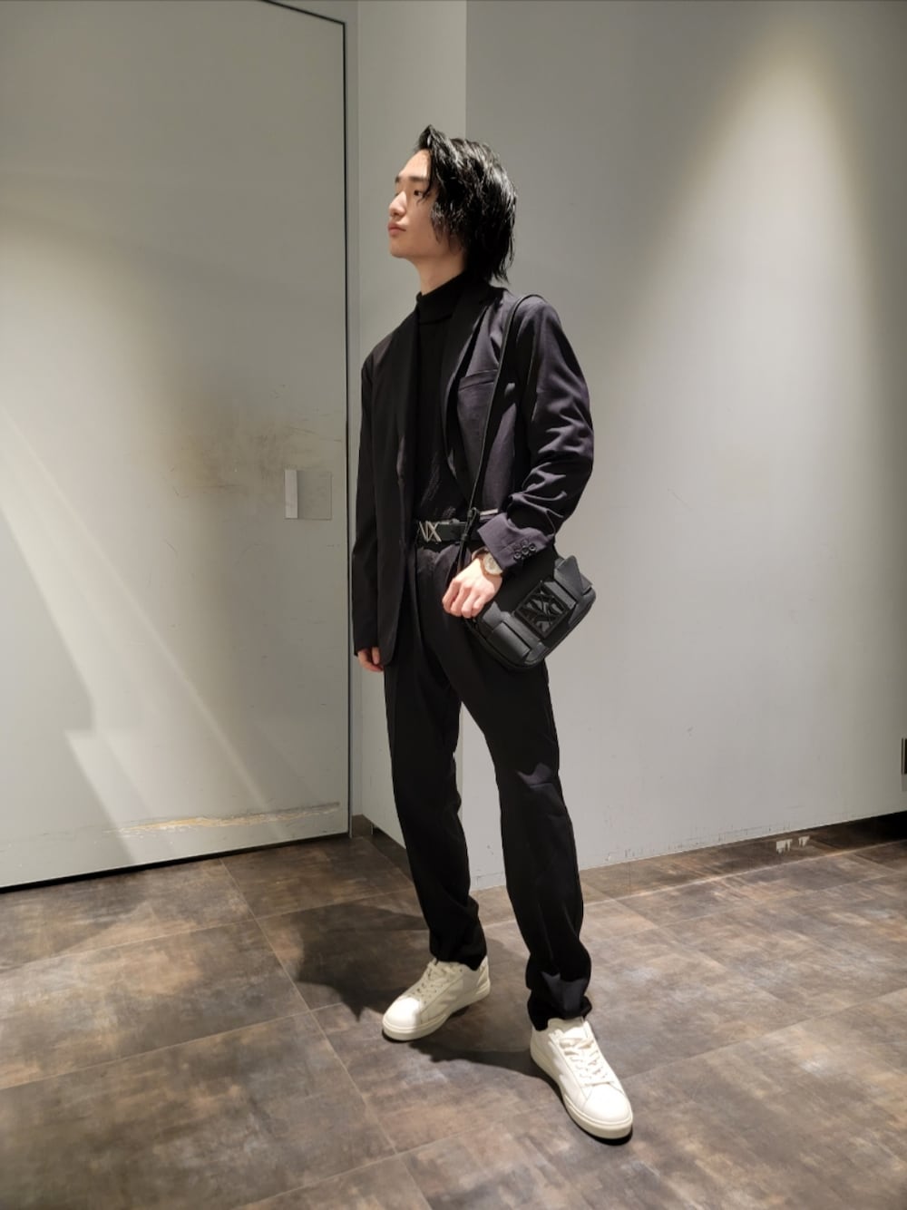 「ニット、ジャケット、フォーマル、春コーデ、セットアップスタイル、armaniexchange、アルマーニエクスチェンジ、axchange、AXchanger、春のNewスタイル」｜「ARMANI EXCHANGEの【A|X アルマーニ エクスチェンジ】レースアップ　レザースニーカー（スニーカー、ホワイト系）」を使った、toshi-.-さん（メンズ・174cm）の春コーディネートの1枚目の写真