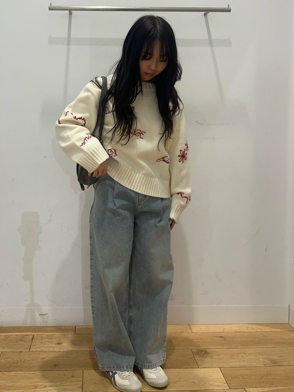 ホワイト系のニット/セーターを着用したレディースの冬コーディネートの1枚目の写真