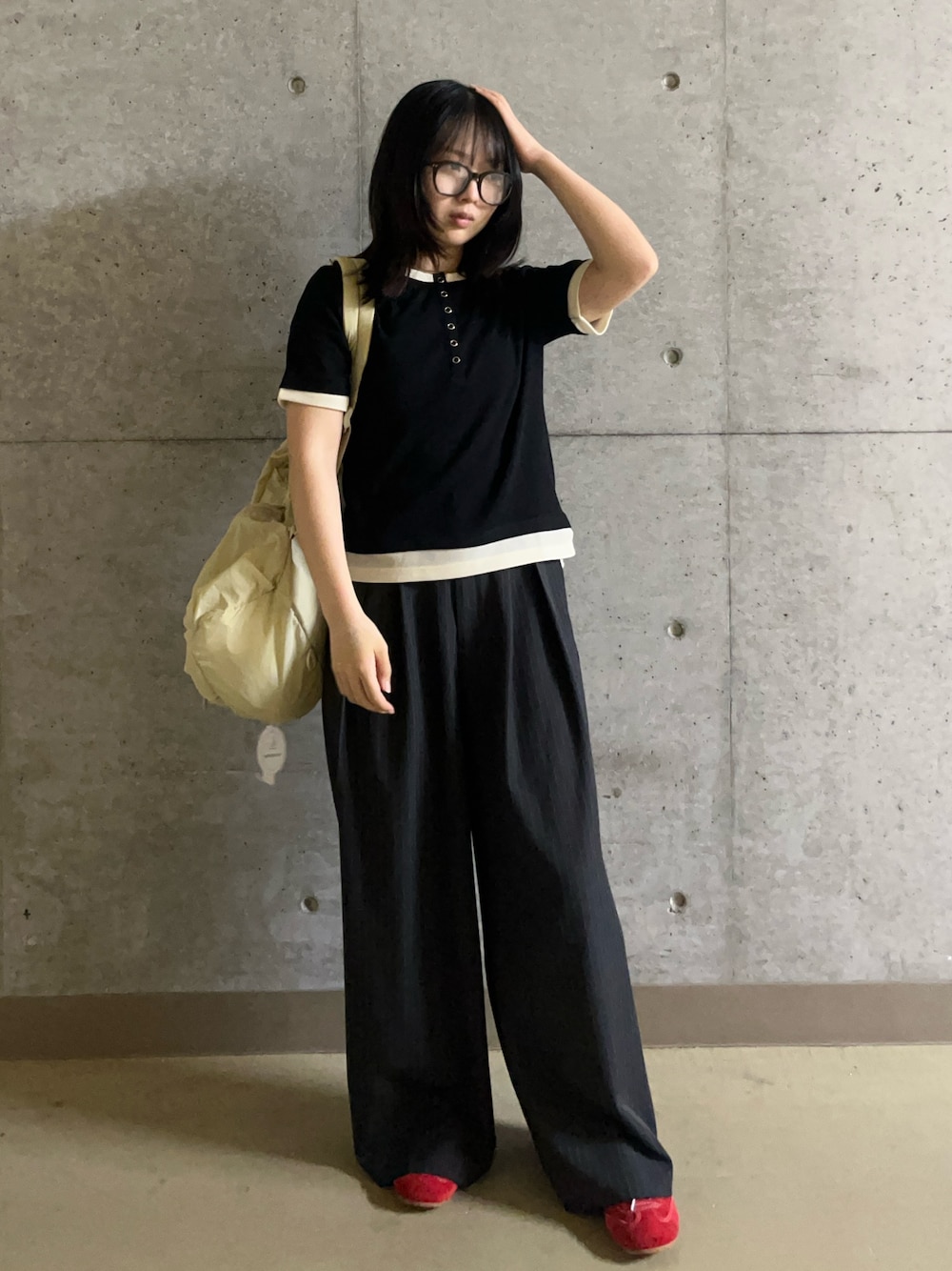 ブラック系のTシャツ/カットソー、グレー系のスラックス、ベージュ系のバックパック/リュックを着用したレディースの夏コーディネートの1枚目の写真