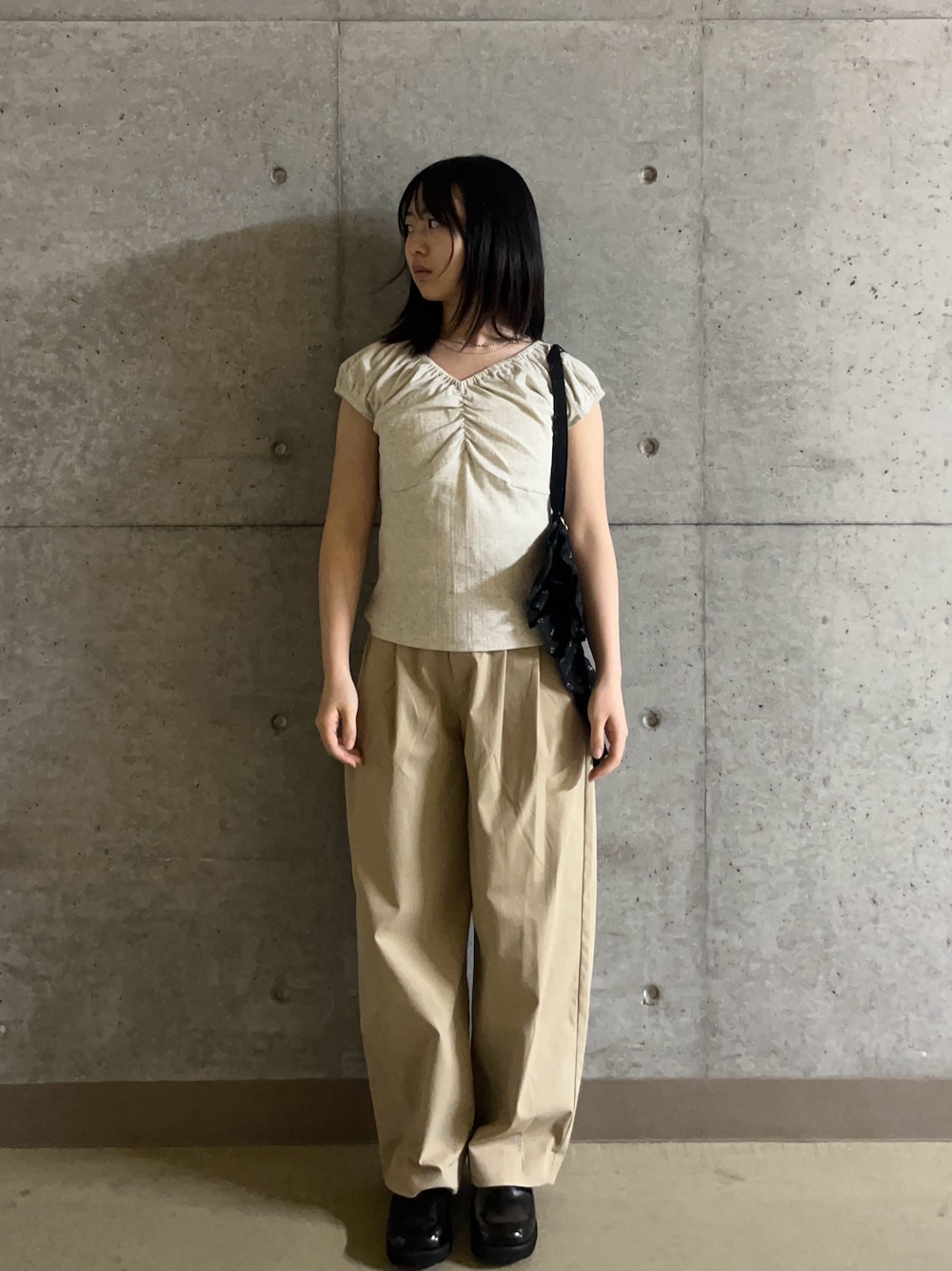 ベージュ系のTシャツ/カットソー、ベージュ系のその他パンツを着用したレディースの春コーディネートの1枚目の写真