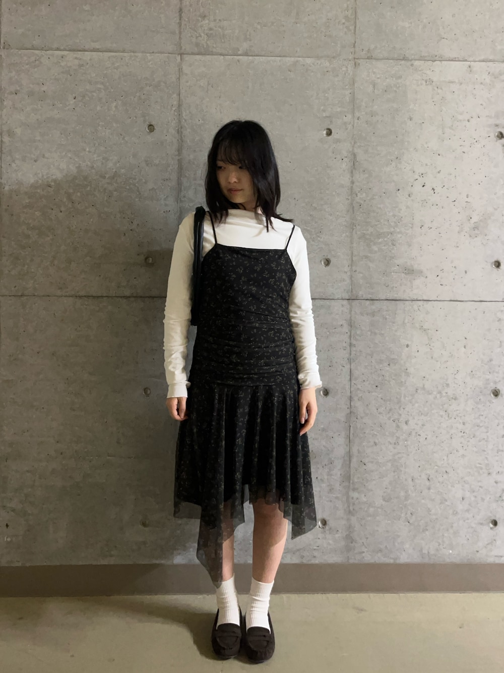 ブラック系のワンピース、ホワイト系のTシャツ/カットソー、ブラウン系のローファーを着用したレディースの春コーディネートの1枚目の写真