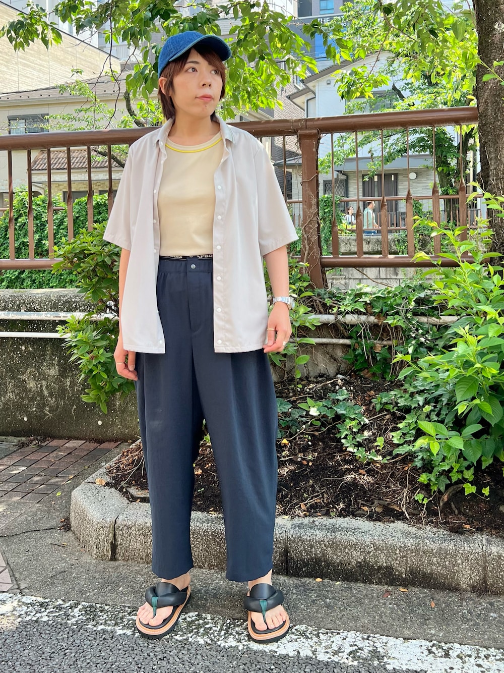 ベージュ系のタンクトップ、ベージュ系のシャツ/ブラウス、ブルー系のその他パンツを着用したレディースの夏コーディネートの1枚目の写真