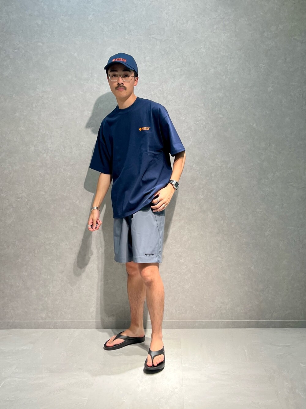 ブラック系のサンダル、グレー系のTシャツ/カットソー、グレー系のその他パンツを着用したメンズの夏コーディネートの1枚目の写真