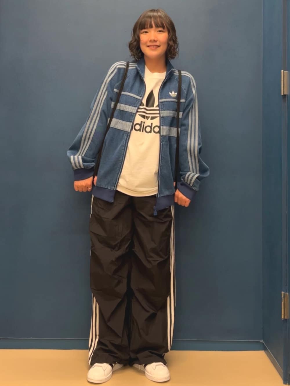「スニーカー、デニム、Tシャツ、adidas、ジャージ、アディダス、adidas originals、アディダスオリジナルス、半袖シャツ」｜「adidasのadidas アディカラー ファーストブルー デニム トラックトップ / アディダスオリジナルス adidas Originals（デニムジャケット、ブルー系）」を使った、myさん（レディース・158cm）の夏コーディネートの1枚目の写真