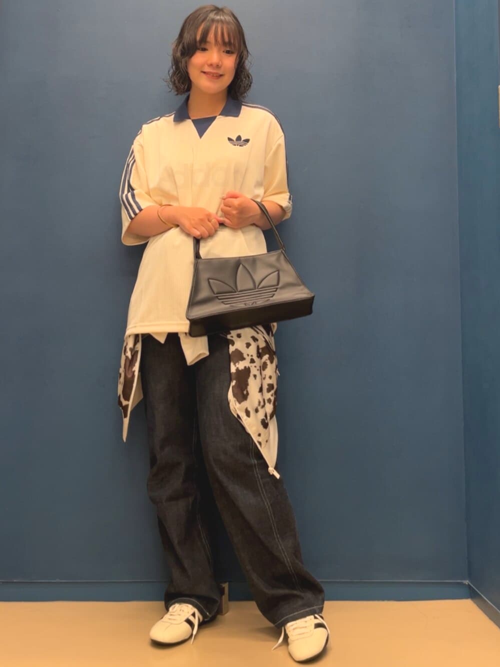 「adidas、adidas originals、アディダス、アディダスオリジナルス、スニーカー、ジャージ、Tシャツ、サッカー、ローカット、ユニフォーム」｜「adidasのトーキョ― シューズ / Tokyo Shoes（スニーカー、ホワイト系）」を使った、myさん（レディース・158cm）の夏コーディネートの1枚目の写真