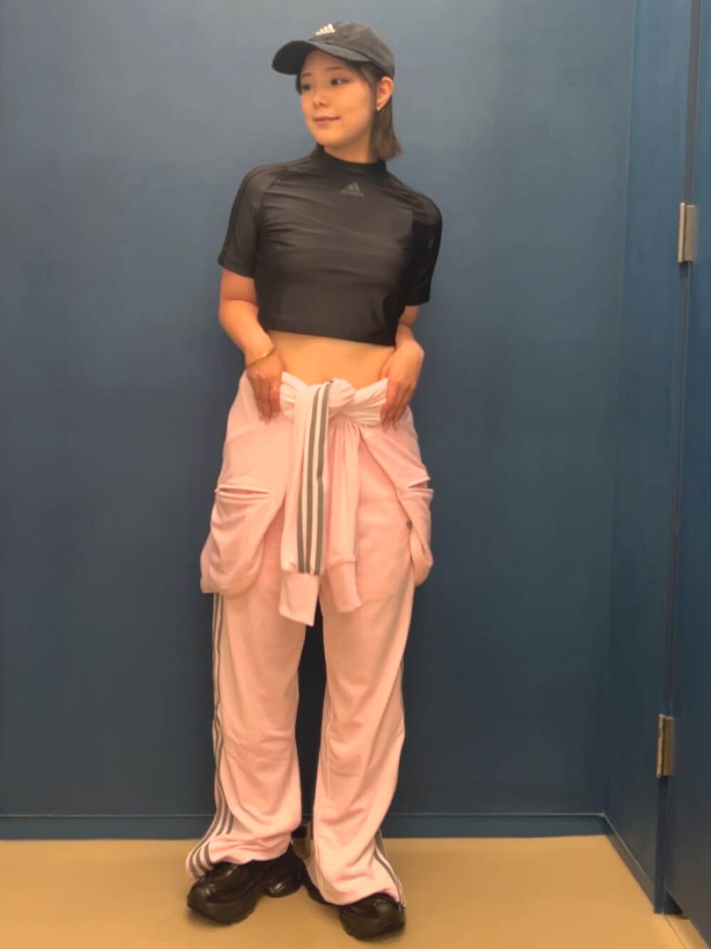 ピンク系のジャージ、ピンク系のその他パンツ、ブラック系のスニーカーを着用したレディースの秋コーディネートの1枚目の写真